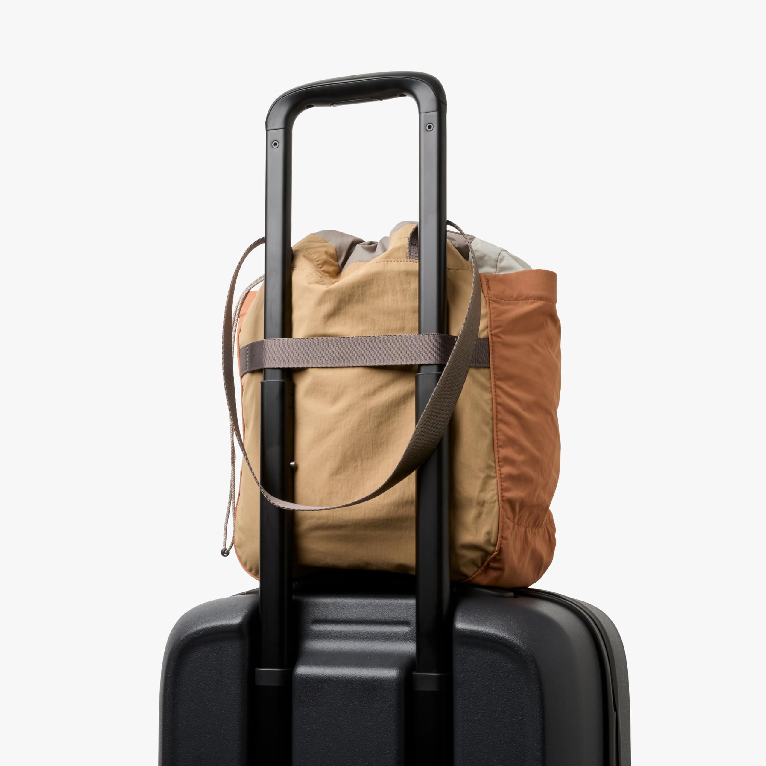 Bellroy Cinch Tote (16 Liter leichte Tragetasche mit externer Organisation, Pop-Taschen, einer Gepäckdurchreiche und einem praktischen Kordelzugverschluss)- SandDune