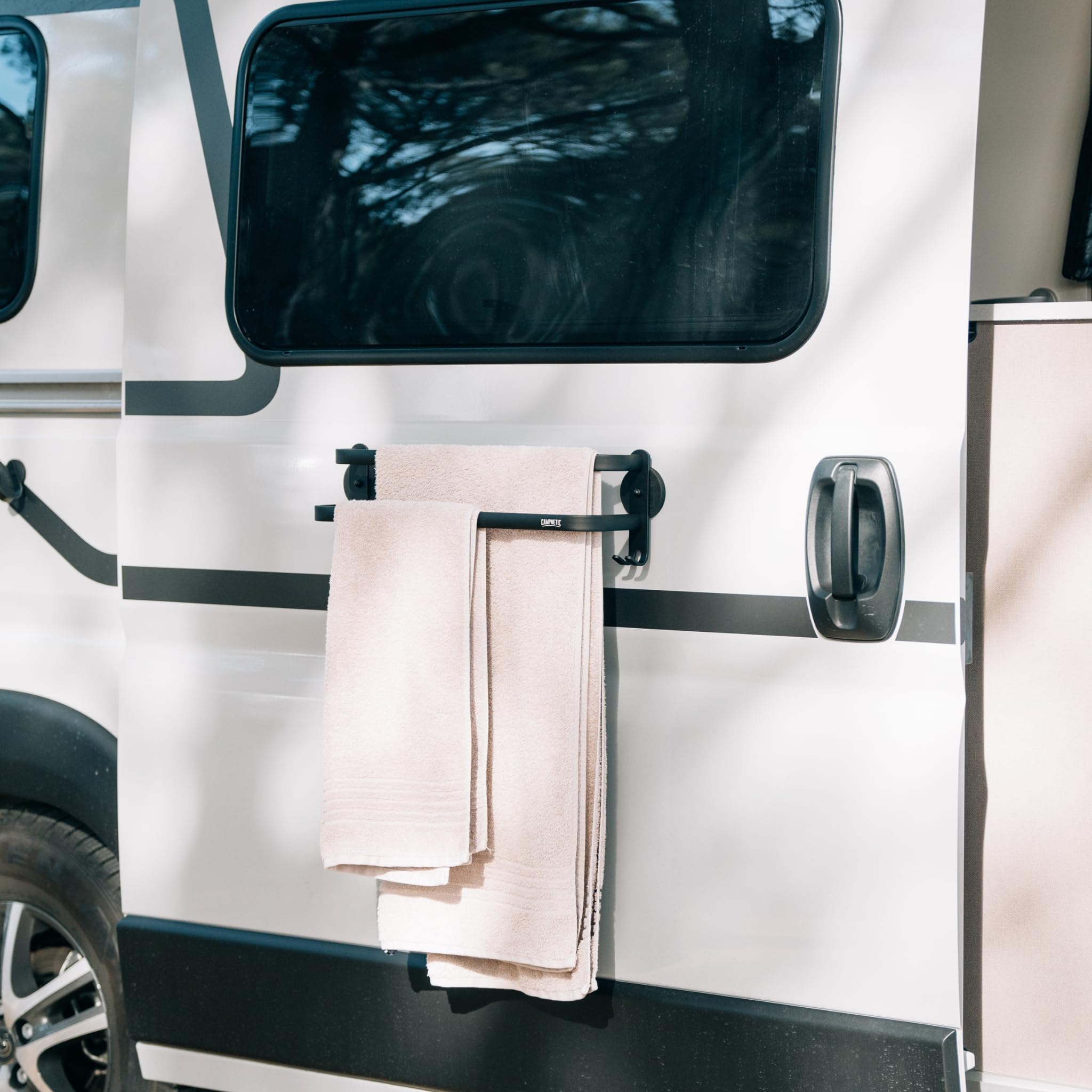 Campnetic magnetischer Handtuchhalter schwarz 50cm - Camper Zubehör für Kastenwagen, Vans, Wohnmobile - Offroad Zubehör - Magnet Handtuch Halter - inkl. Aufbewahrungsbeutel - gummierte Magnete