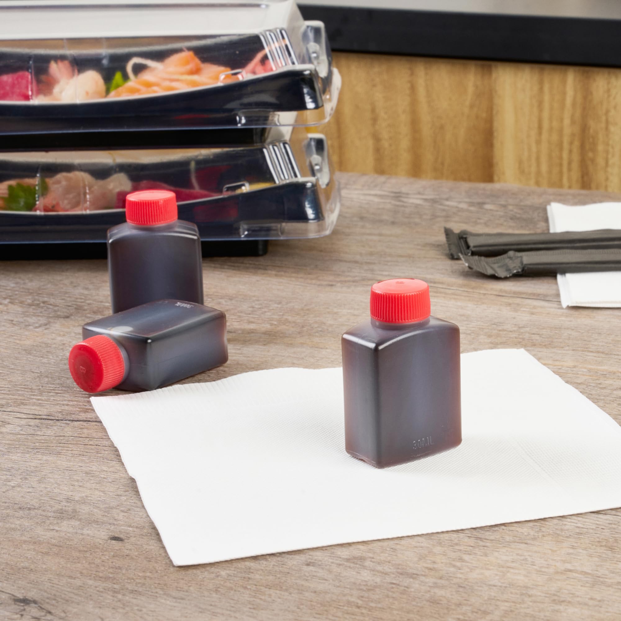 Restaurantware -Bento Tek - Mini botellas de salsa de soja de 1 onza, 100 mini botellas desechables para condimentos con tapas rojas, paquete de condimentos, vinagre o salsa, botellas de plástico