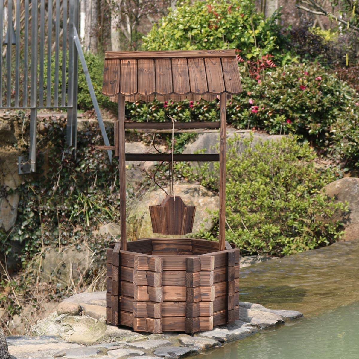 COSTWAY Fontaine de Jardin d'Ornement en Bois de Sapin Traité Carbonisation, Puit de Jardin 56 x 56 x 114 cm avec Seau et Manivelle, Décorative de Jardin