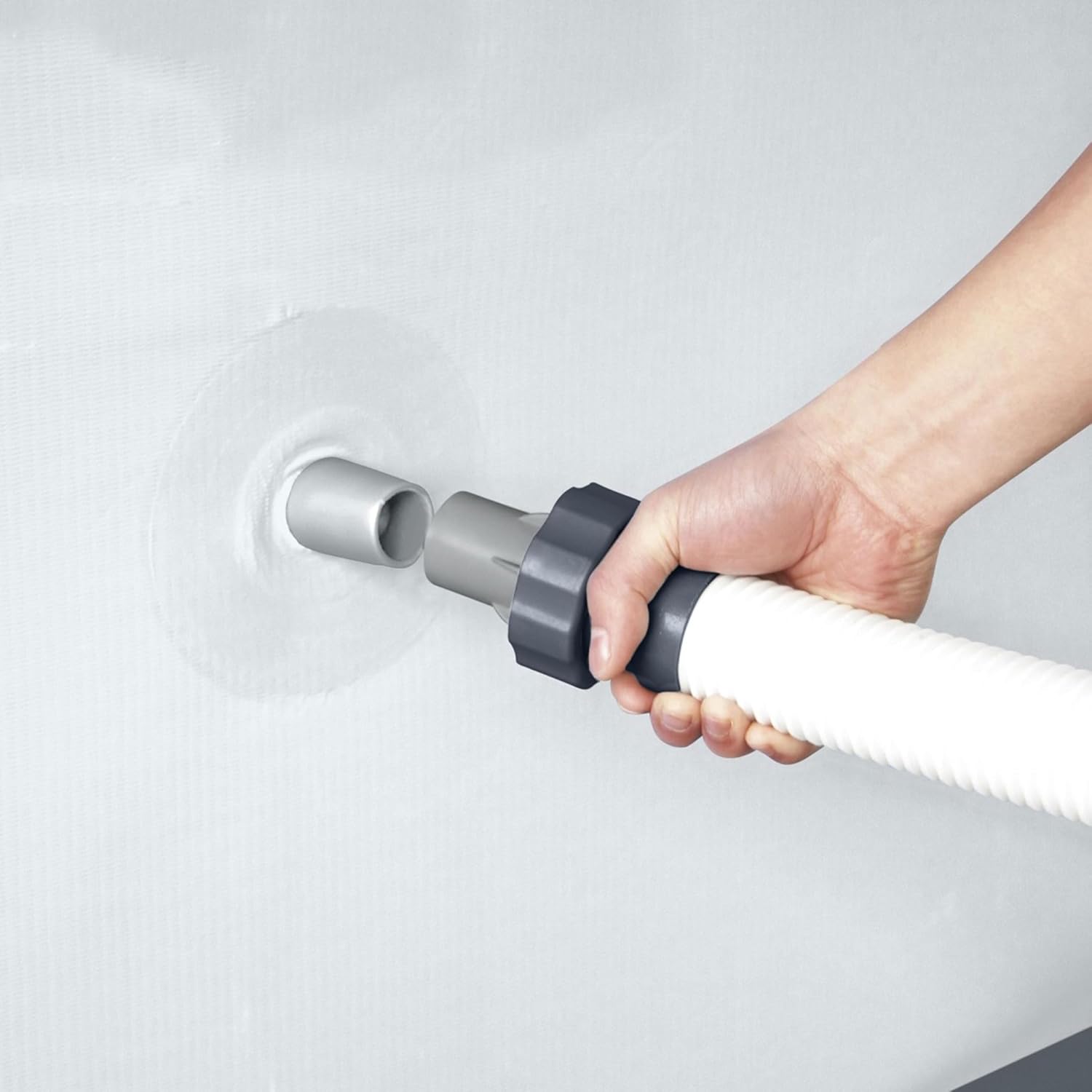 Collegamento manuale di un tubo flessibile a un raccordo della parete della piscina