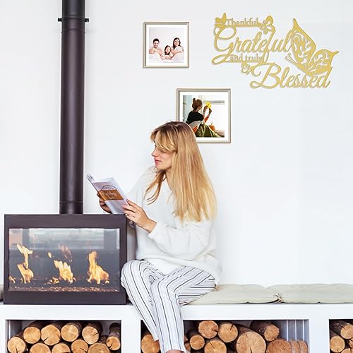 Vista 3 de Letrero de pared con texto en inglés Thankful Grateful and Truly Blessed, decoración de pared colgante de metal con mariposas de corazón, letras