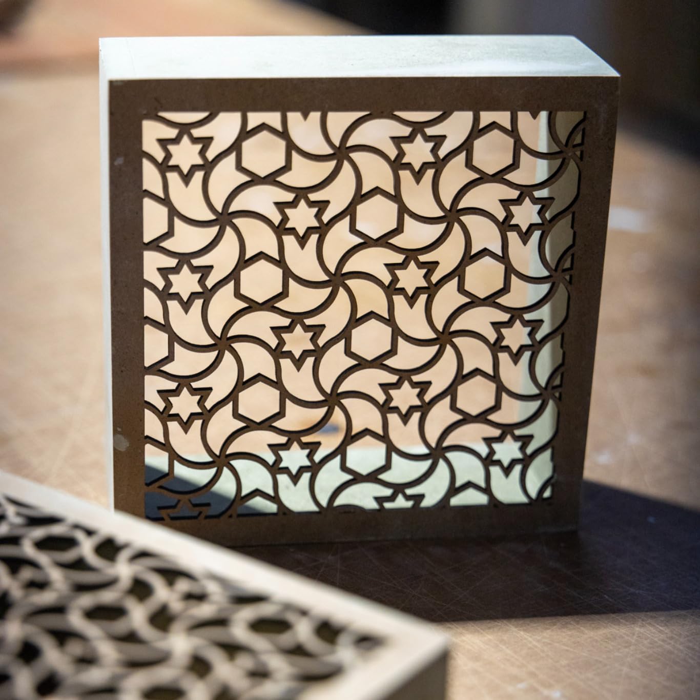 Mad & Cut Lámpara de Mesa Artesanal LED | Decoración Inspirada en la Alhambra Nazarí | Luz Cálida para Mesita de Noche y Salón | Fabricada en España | Diseño Zellige Premium