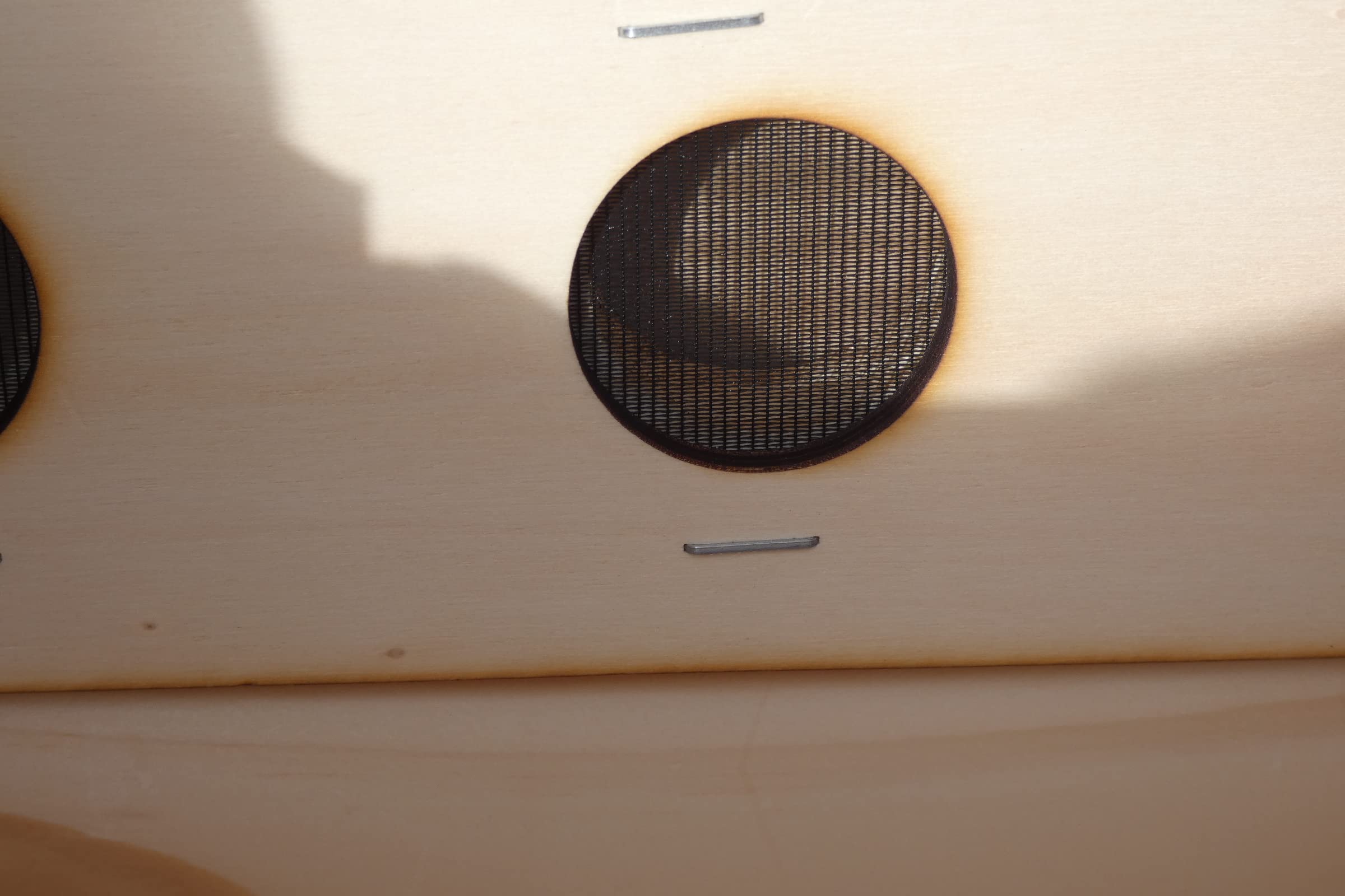 Premium Hummelkasten mit Wachsmottensperre, 2X Sichtfenster und Nistmaterial Wetterfest Bienenhaus Hummelhaus Nistkasten Hummelvilla Bienen Insektenhaus Hummelhotel (Hummelhotel edel Geflammt)
