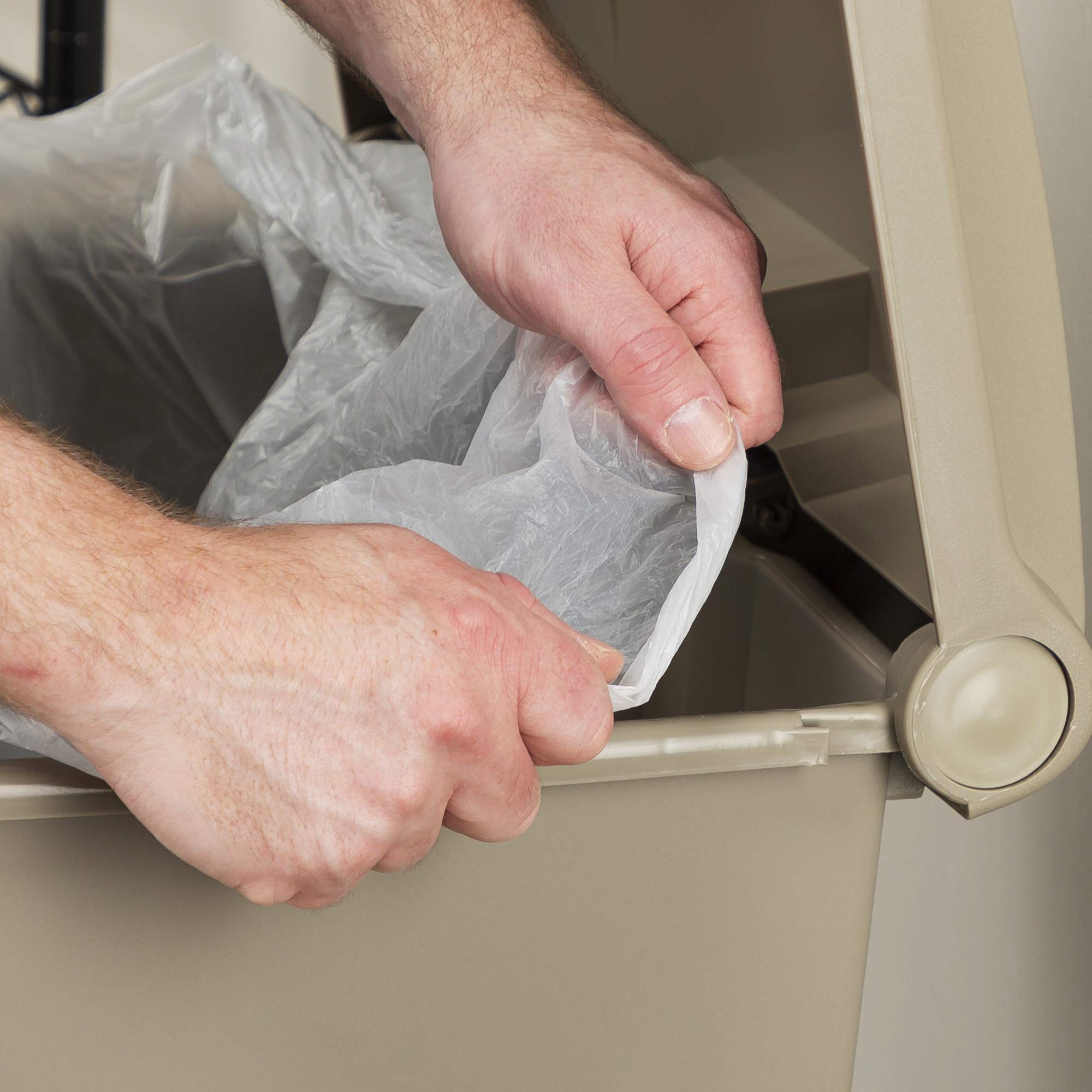 Safco Ev ve Garaj için Kapalı Plastik Çöp Kovası, Eller Serbest Bertaraf, 17 Galon, Tan