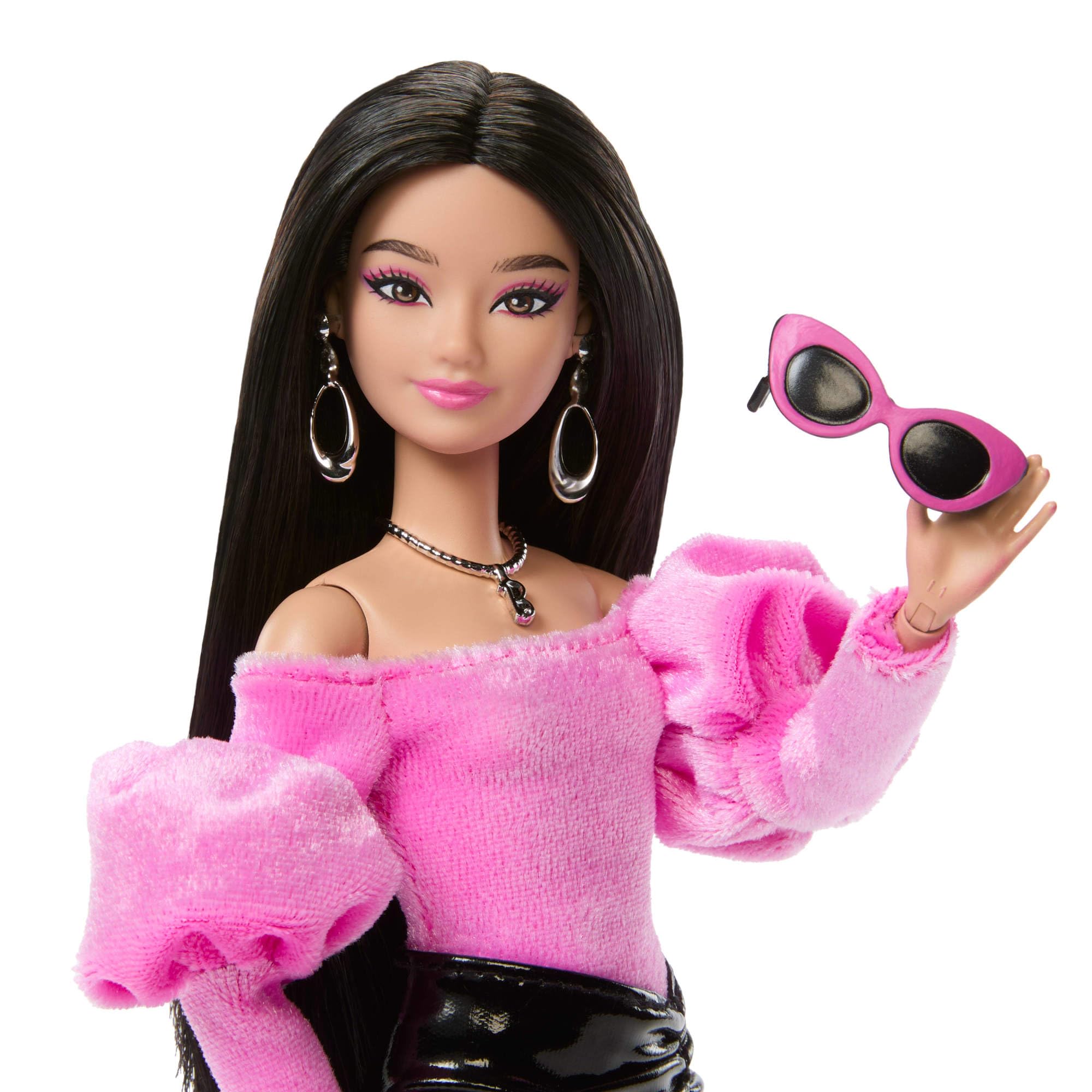 Barbie - Deluxe Style n. 13, bambola con top in velluto rosa in stile Barbiecore e maniche a sbuffo, minigonna in vinile nero, capelli neri, borsetta rosa e occhiali da sole coordinati, JJN76