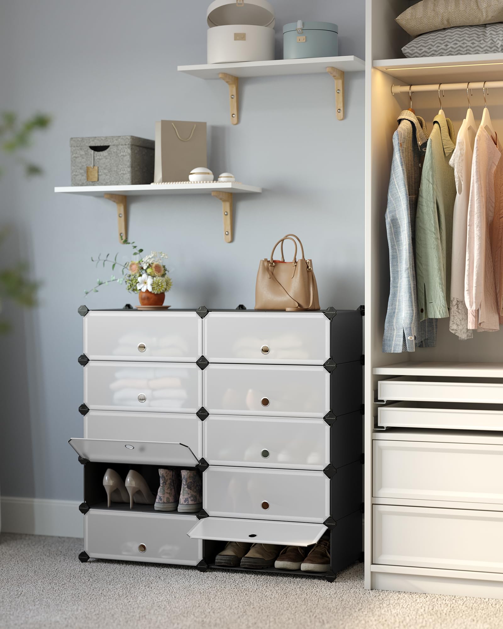 SONGMICS Zamykany stojak na buty, prostokątny organizer, 10-szczelinowy modułowy regał do przechowywania DIY, każdy moduł 40 x 30 x 17 cm, szafa z tworzywa sztucznego z drzwiami, czarny LPC10HV1