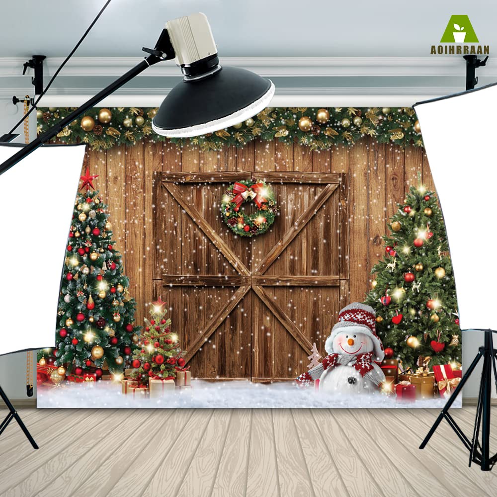 Aoihrraan 3x2m Noël Bois Grange Photographie Toile de Fond Rustique Porte en Bois Guirlande Bonhomme de Neige Arbre de Noël Vue de la Neige Fond Nouvel an Festival Fête de Famille Photo Prop