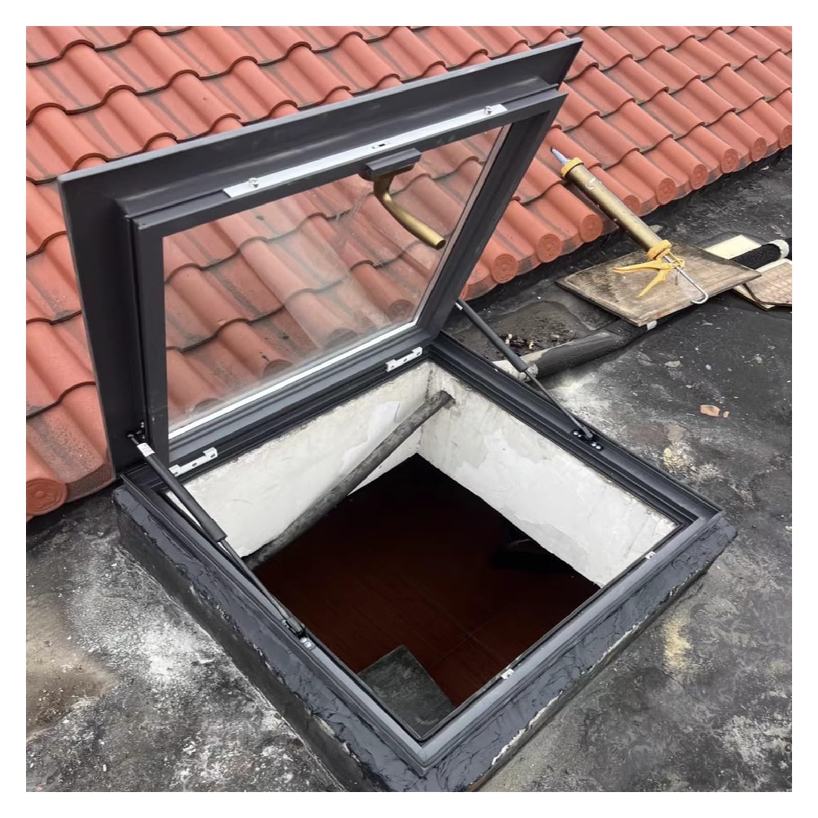 Puerta de acceso al techo, cubierta de tragaluz para ático, sótano, patio, solárium, marco de aluminio con amortiguador de gas y pestillo, varios diseños duraderos