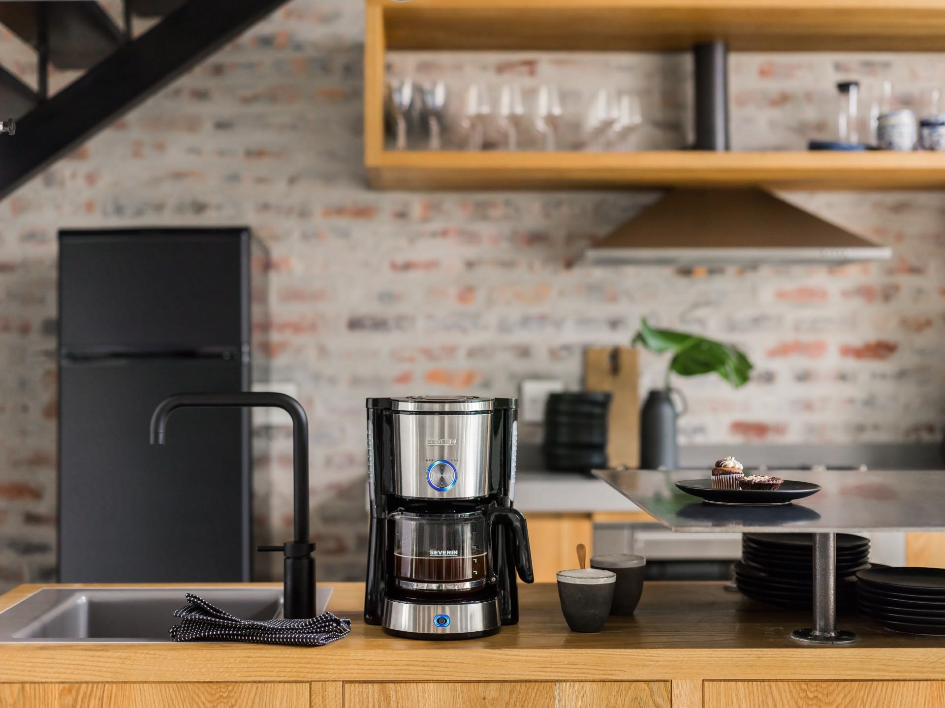 SEVERIN Cafetière Filtre avec réglage de l'arôme, 1 000 W, 1,4L, Jusqu'à 10 tasses, Porte-filtre amovible, Système anti-goutte, Inox / Noir, KA 4825