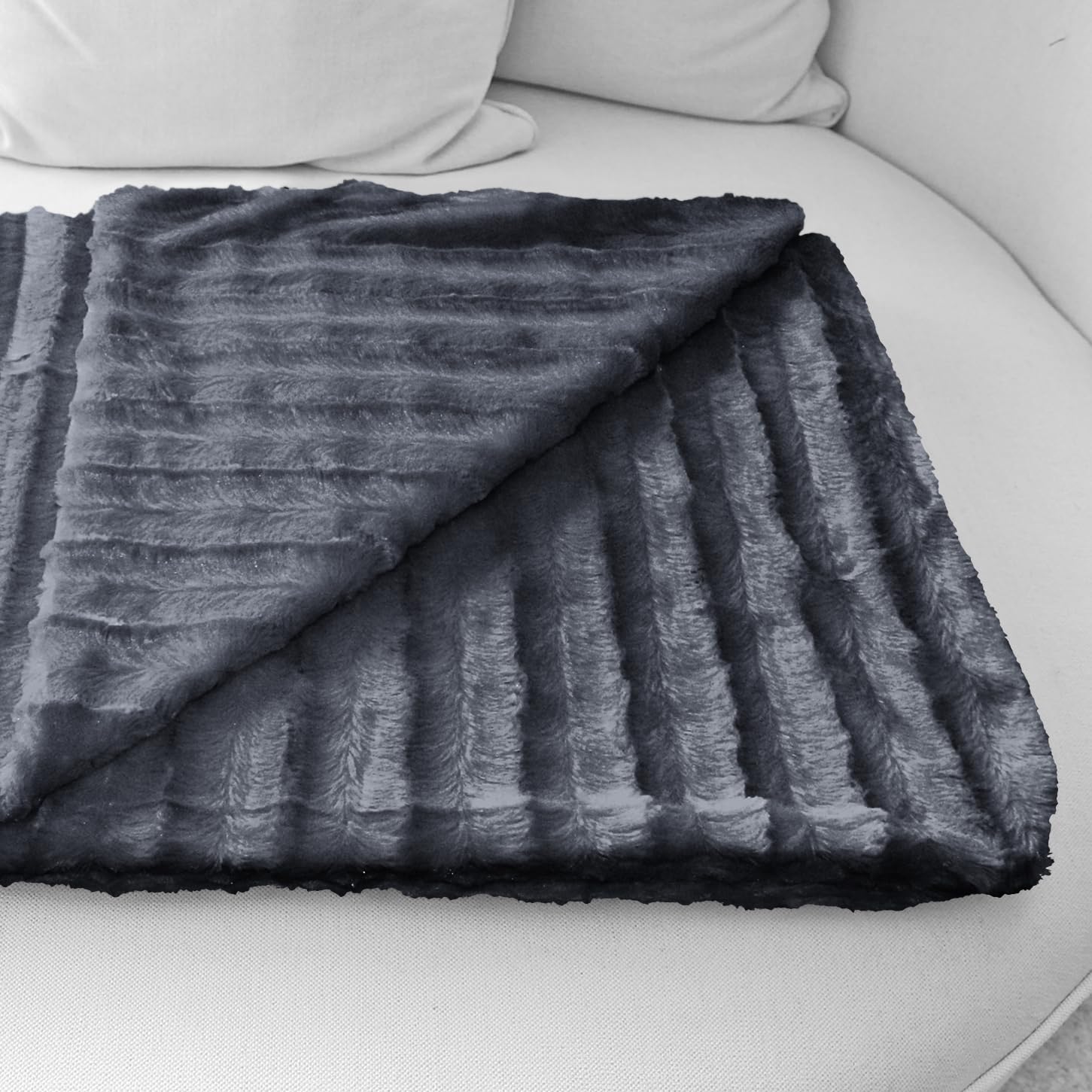 Brandsseller Kuscheldecke Fellimitat doppelseitig XXL 220x240 cm – Flauschige Kunstfelldecke Sofa & Bett, warme Luxus Wohndecke, weich & gemütlich - 100% Polyester, waschbar – Anthrazit