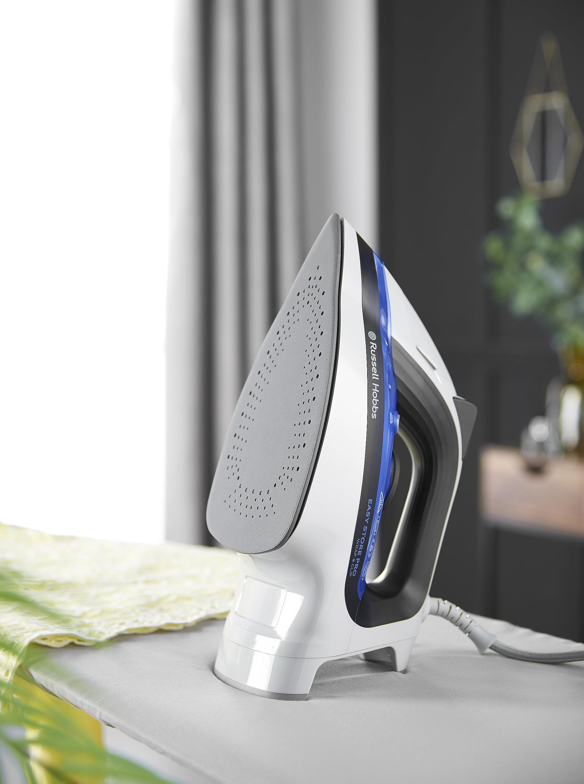 Russell Hobbs Ferro da Stiro a Vapore - Avvolgicavo salvaspazio - 2400 W, Colpo Vapore Extra 180 g, Serbatoio dell'acqua da 320 ml, Piastra in Ceramica, Funzione Autopulente, Wrap&Clip 26730-56