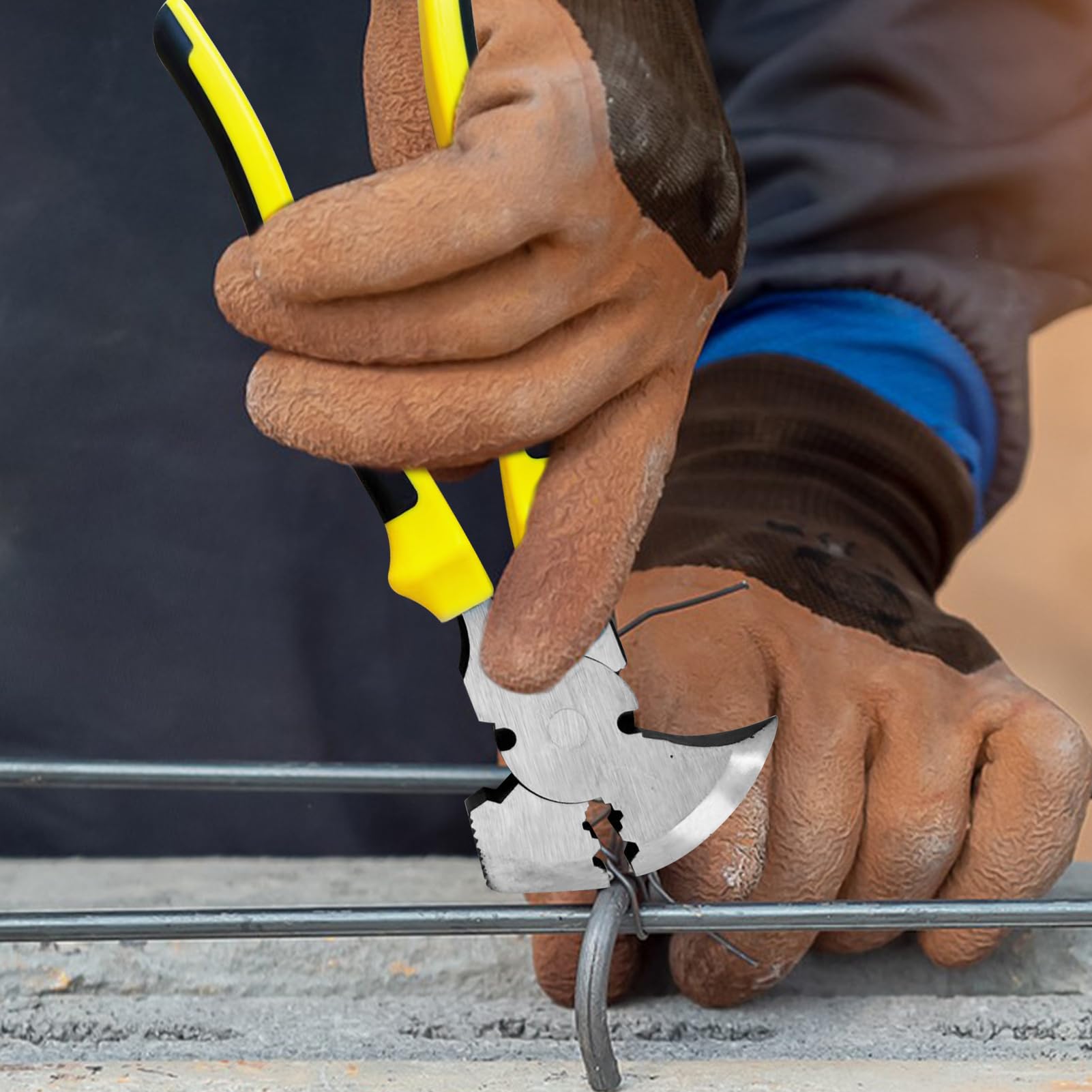 outils à main multifonctionnels à haute résistance - Couper les clôtures: pinces de clôture en fil de fer barbelé avec tête de marteau et levier de clous pour plier, couper et fixer.