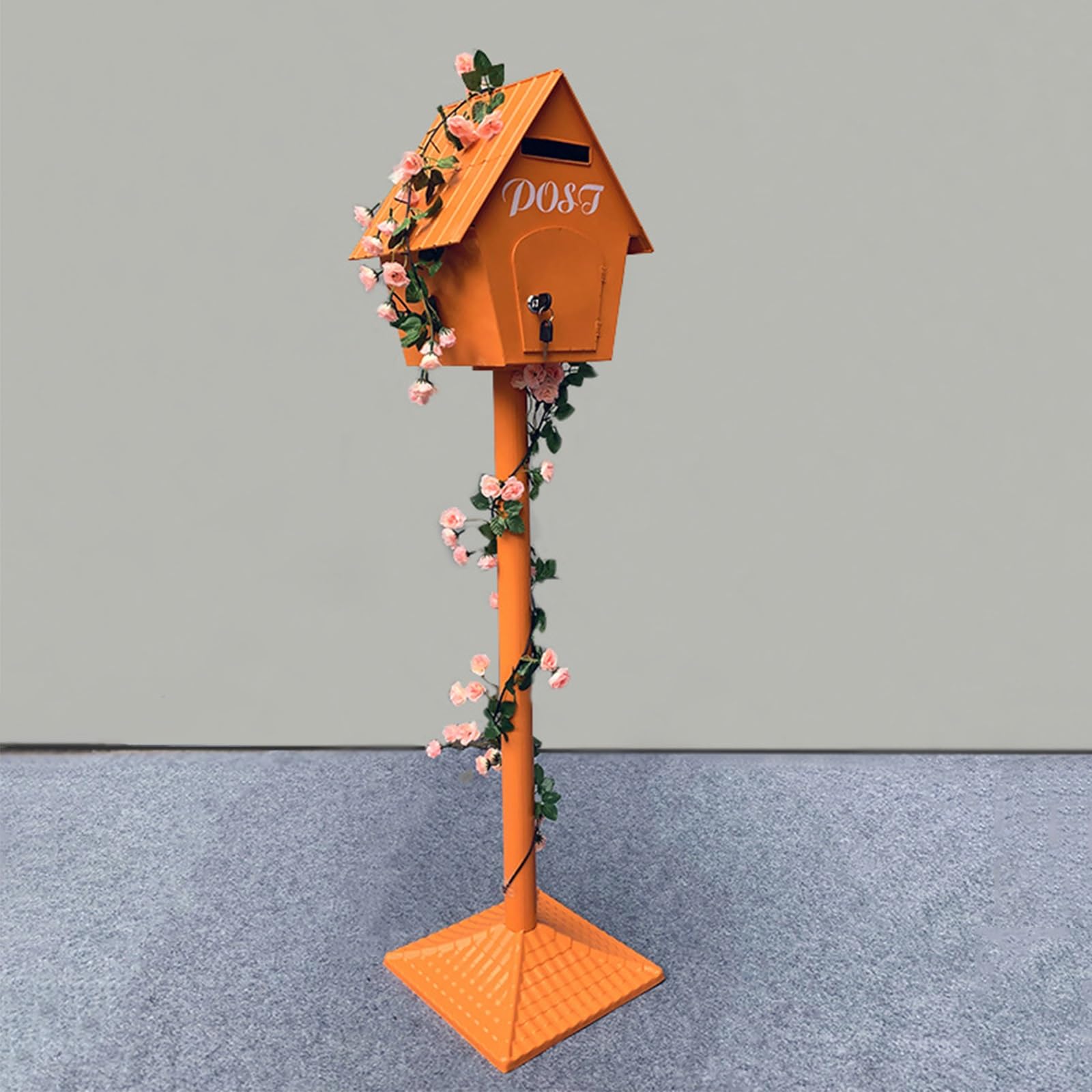 Buzón de hierro para montaje en poste, buzón de cabina de bosque de 48.8 pulgadas con cerradura de llave y vid de flores de plástico, buzón de correo de jardín estilo primaveral para interiores y