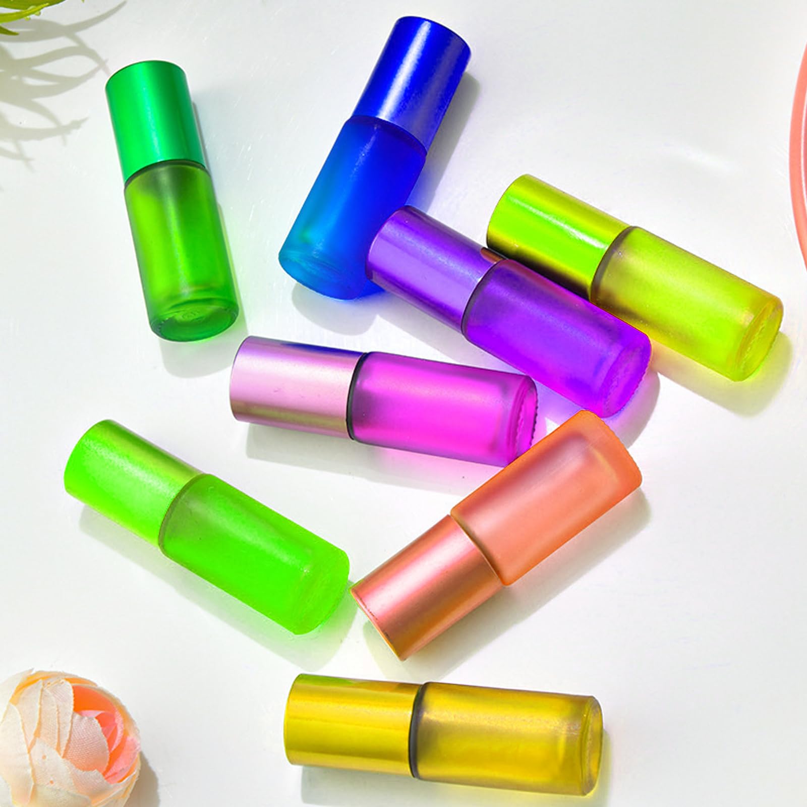 Roll On Botellas de cristal para aceite esencial, 24 unidades, vacías, 5 ml, multicolores, con bolas de rodillo de acero inoxidable y accesorios para aceites esenciales, perfume, masajes
