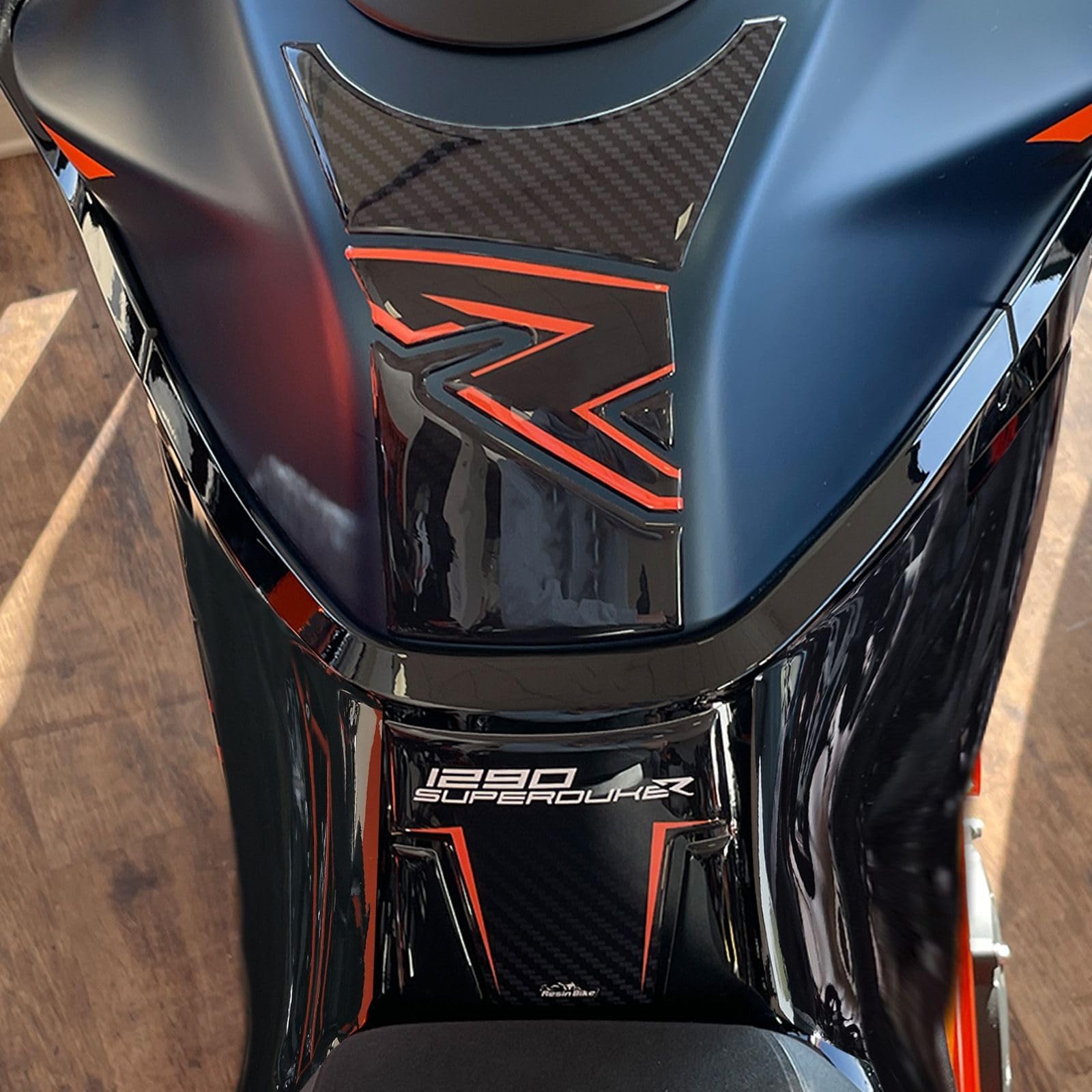 Resin Bike Autocollant Moto Compatibles avec KTM 1290 Super Duke R 2022-2023. Protection de Réservoir Moto Contre Les Chocs et Les Éraflures. Autocollant 3D Résinés Made in Italy