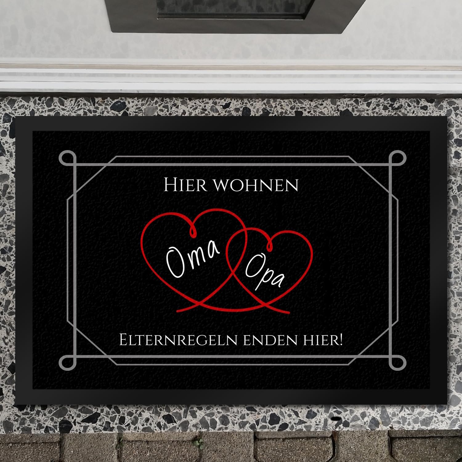 Hier wohnen Opa und Oma Fußmatte XXL in 50x75 cm - Elternregeln Enden Hier mit Herz unsere Großeltern tragen wir im Herzen und Diese Fußmatte XXL in 50x75 cm zeigt auch Warum.