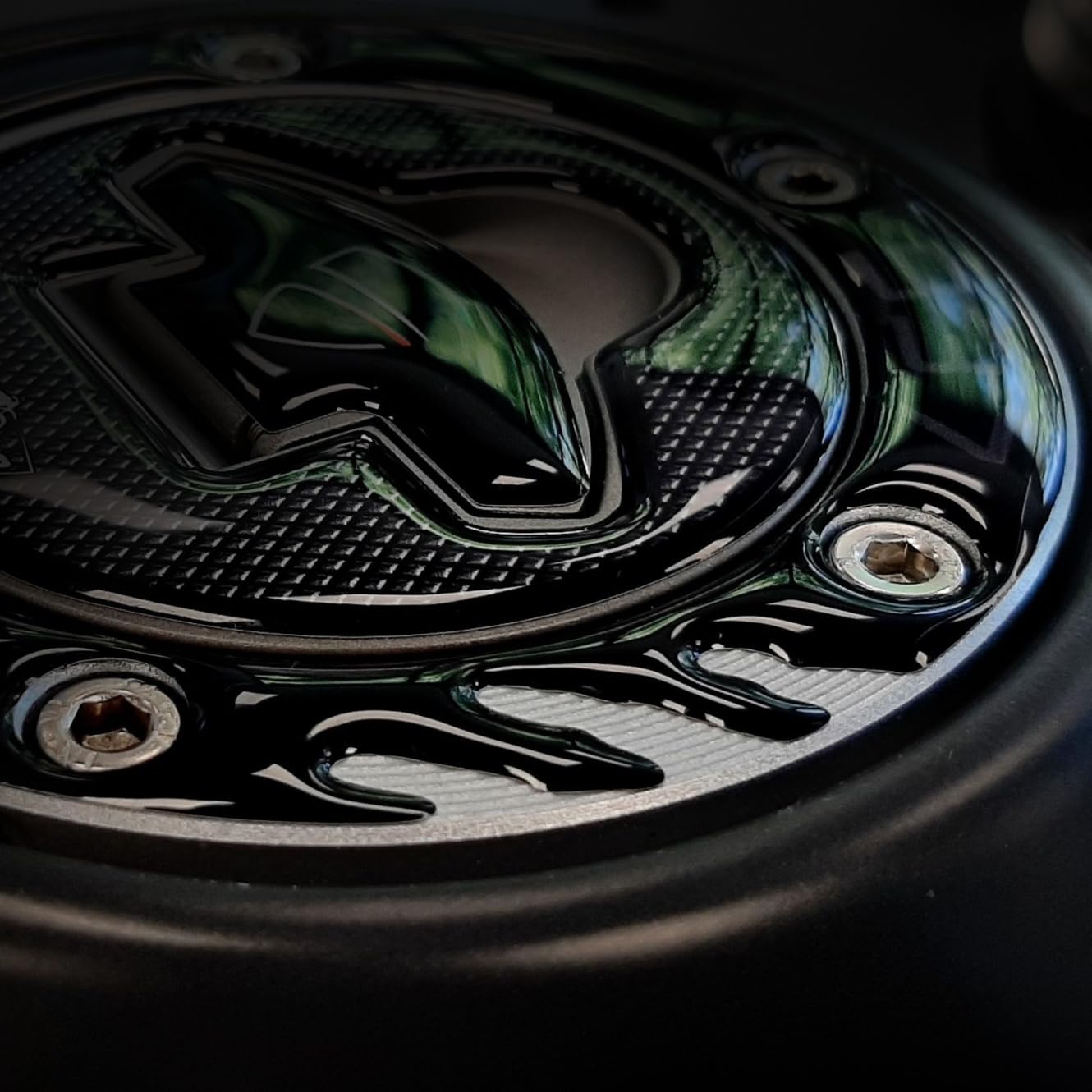 Resin Bike Adesivi Moto Compatibile con Ducati Monster 937 2021-2026. Protezione Tappo Serbatoio Antigraffio e Antiurto. Adesivi Resinati 3D Made in Italy