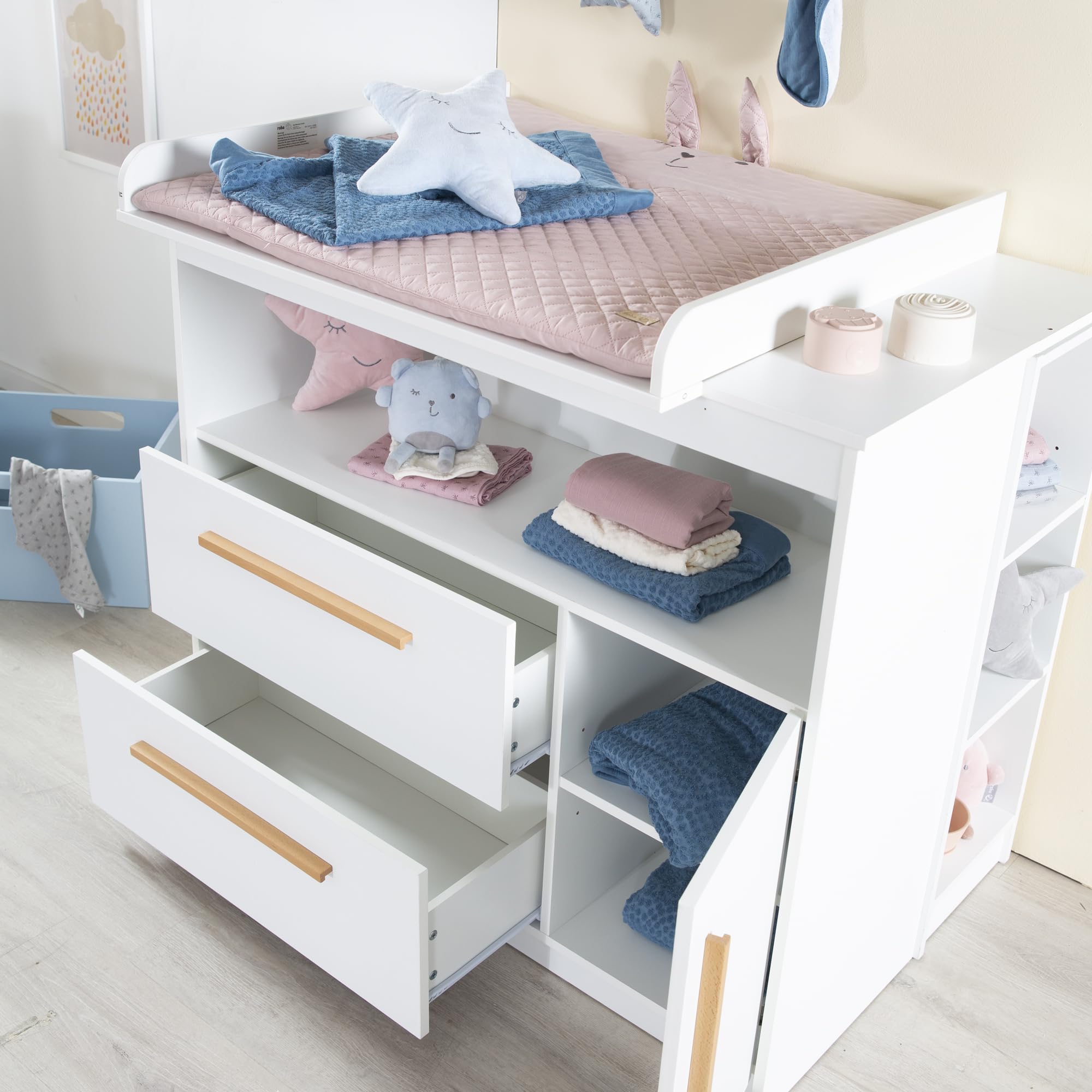 roba Kinderzimmer Set Lilo - Mitwachsendes Gitterbett 70 x 140 cm + Wickelkommode mit 2 Schubladen & 1 Tür + Kinderkleiderschrank 2-türig - Griffe aus Buche - Holz weiß lackiert