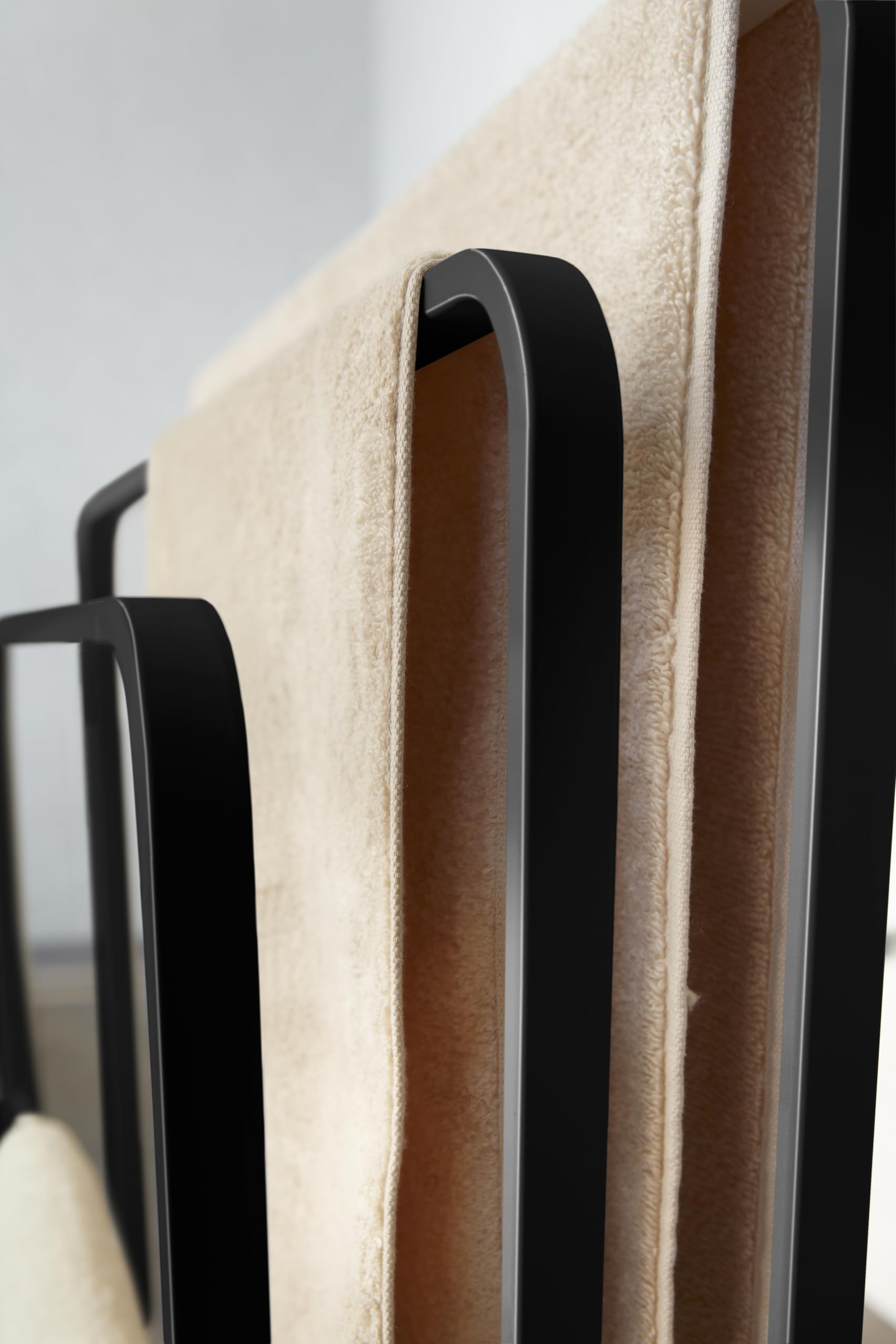 Yamazaki Tower Handtuchständer mit 3 Stangen aus Stahl - für Badematte/Handtücher, schmal, modern - 14 x 70 x 81 cm, Japanisches Design, schwarz