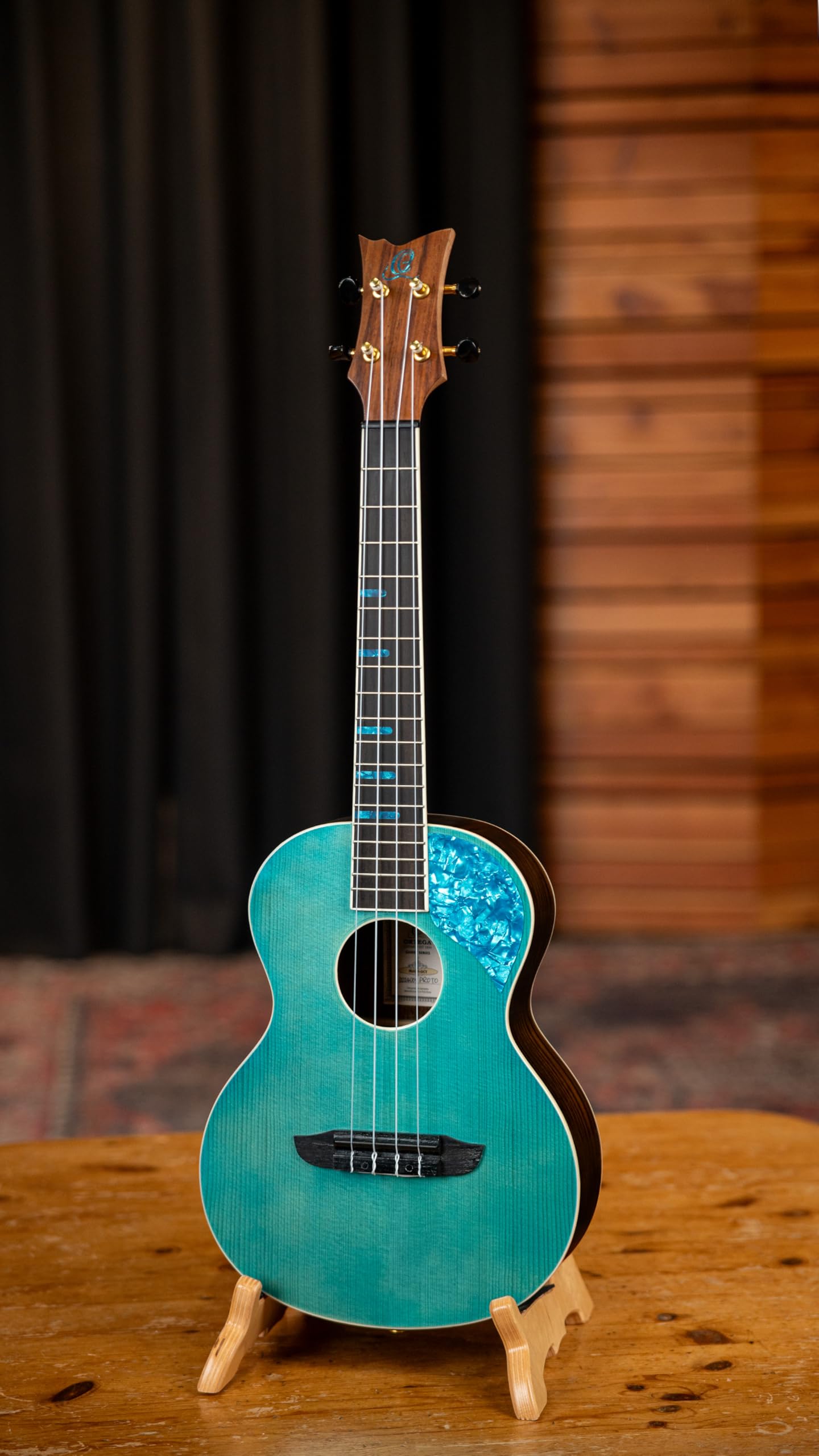 Ortega Guitars Ukulele Tenore Acustico – Ghost Series – Gig Bag Inclusa – Abete Rosso, Blue (RUGH-OCT)