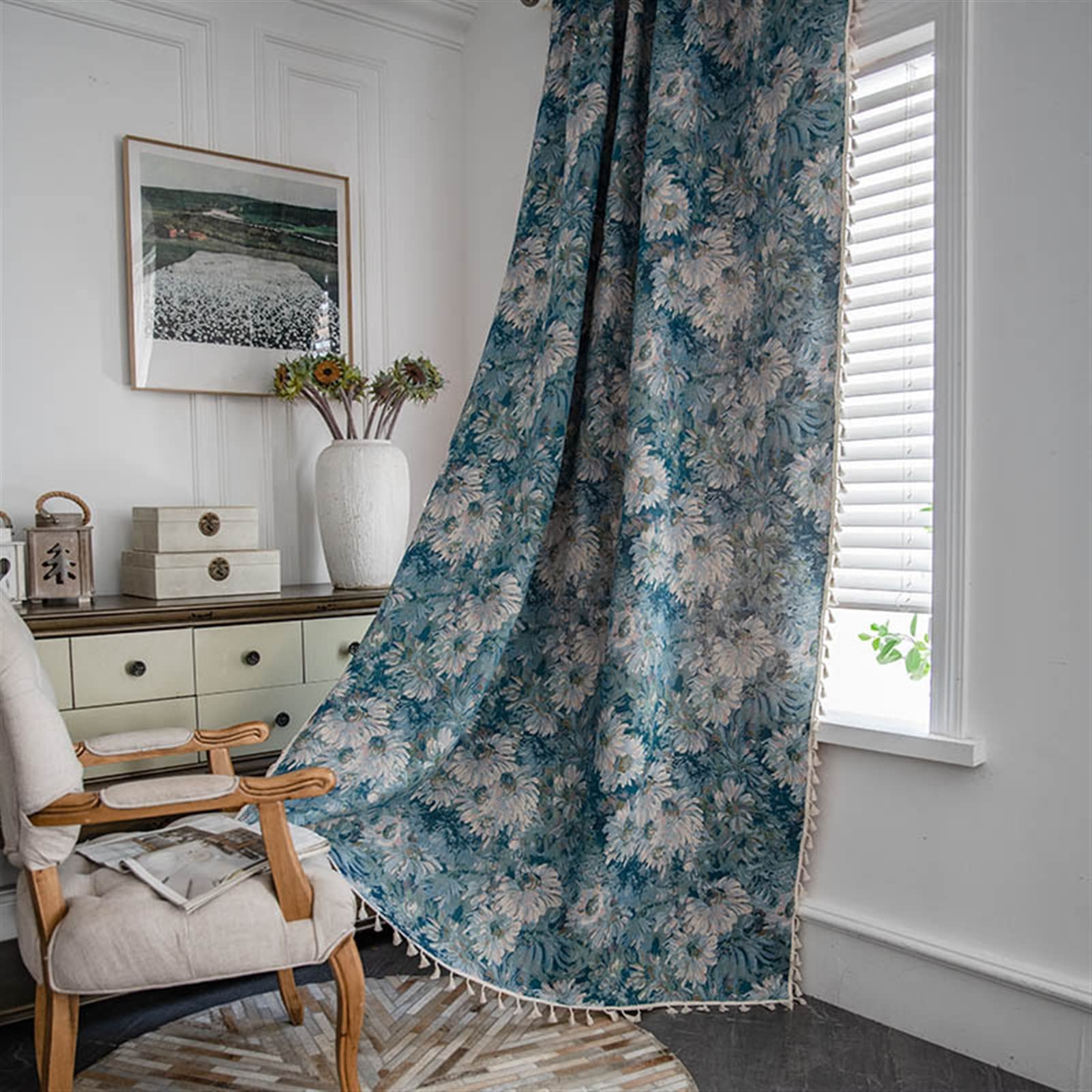 Rideaux bleus à pompons pour l'ambiance cosy du salon