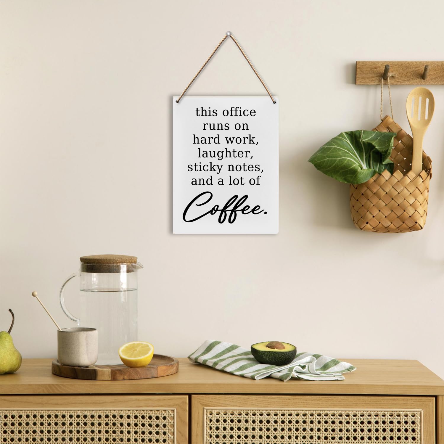 Dekoracja ścienna do biura, This Office Runs On Hard Work Wood Hanging Sign, Office Well Decor for Work, motywacyjna dekoracja ścienna, biuro inspirujący drewniany slogan wiszący znak 20 x 25 cm