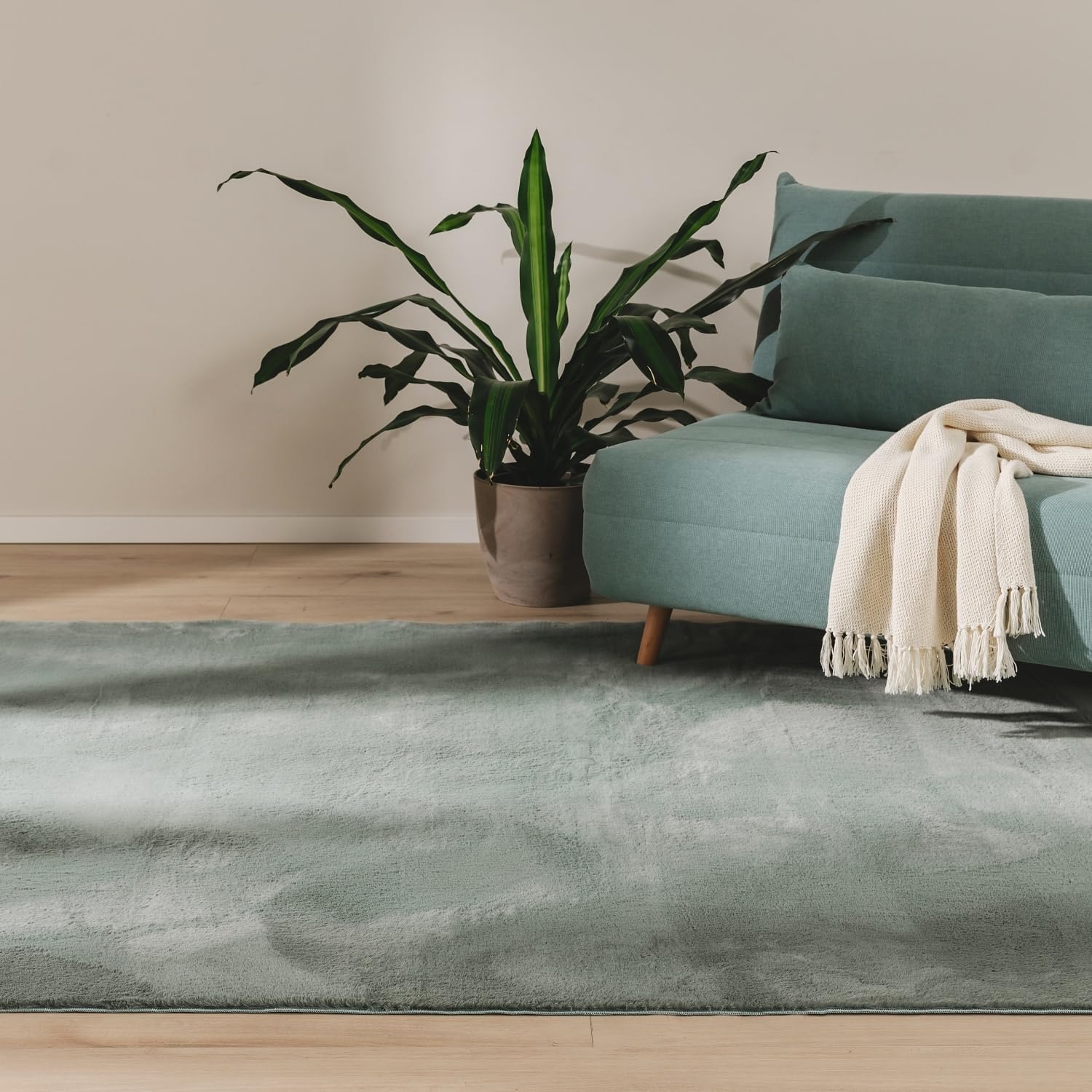 benuta Basic Kunstfaser Fellteppich Furry - Grün 60x120 cm - Weicher Wohnzimmerteppich - Anti-Rutsch-Rückseite - Waschbar - Für Fußbodenheizung geeignet