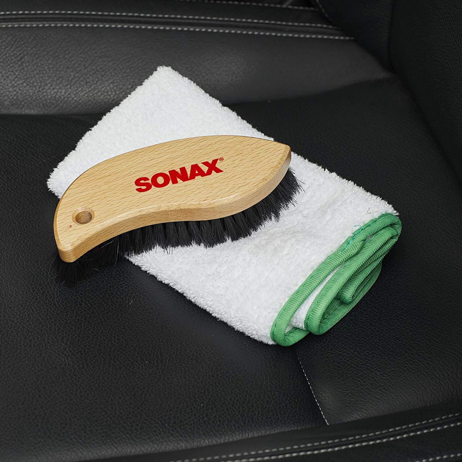 SONAX Pulvérisateur à mousse (1000 ml) & Brosse pour textile et cuir (1 pièce) ergonomique avec des poils souples pour le nettoyage à sec ou associée à un produit | Réf: 04167410
