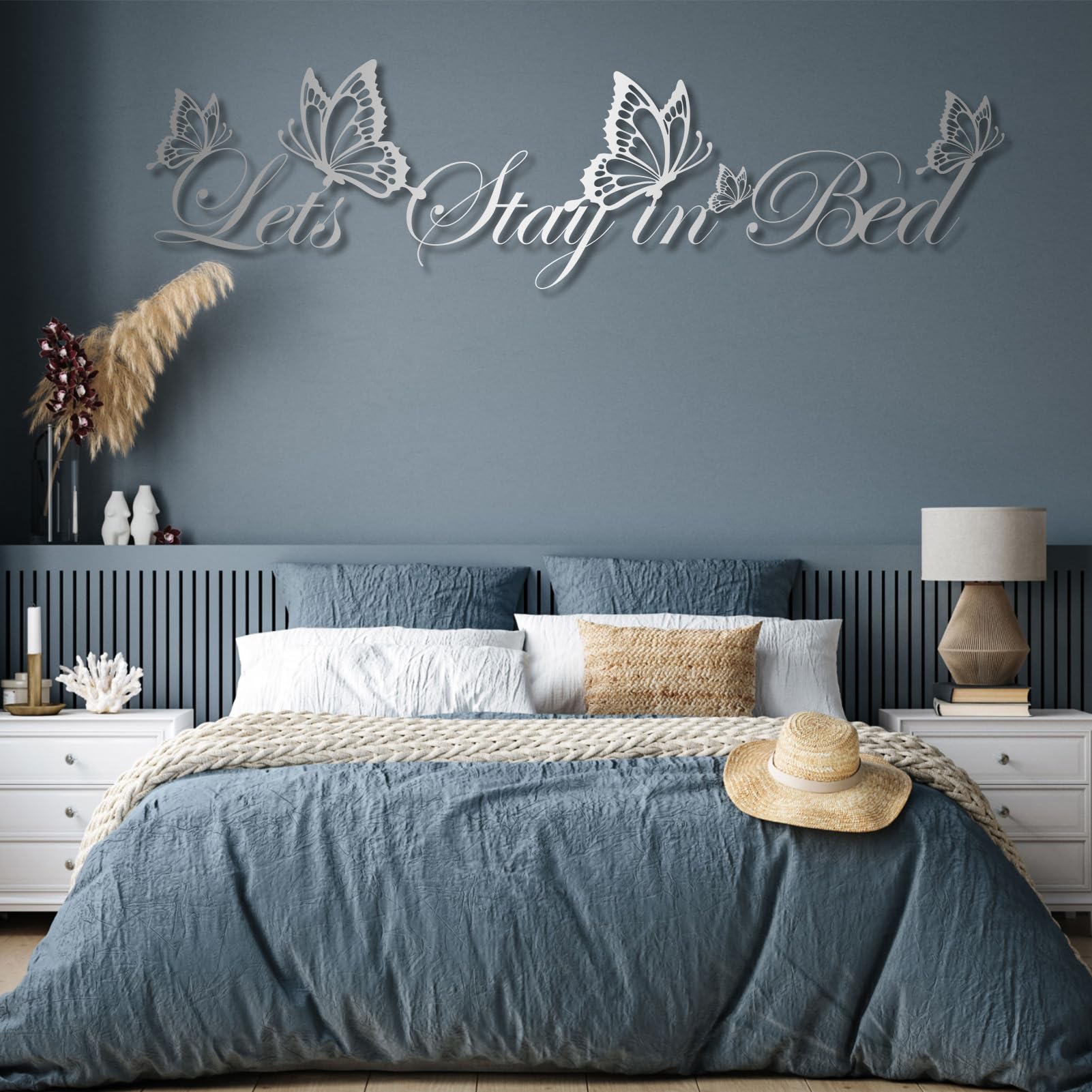 Metall-Wanddeko hängende Wandskulptur Let's Stay In Bed“ (Wortspiel mit dem Spruch Lasst Uns im Bett bleiben“) für Wohn- und Schlafzimmer Gold 76 x 20cm (30 x 8 Zoll)