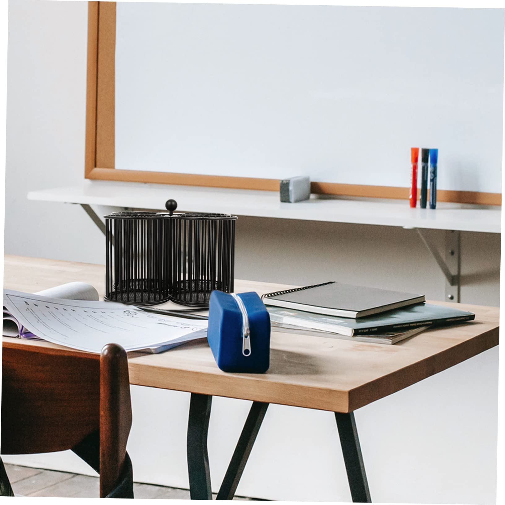 DOITOOL Porta Penne da Scrivania Girevole a 4 Scomparti in Ferro Nero | Multiuso per Ufficio e Cosmetici, Superficie Liscia, Design Unico, Cup Compatto per Matite e Pennelli