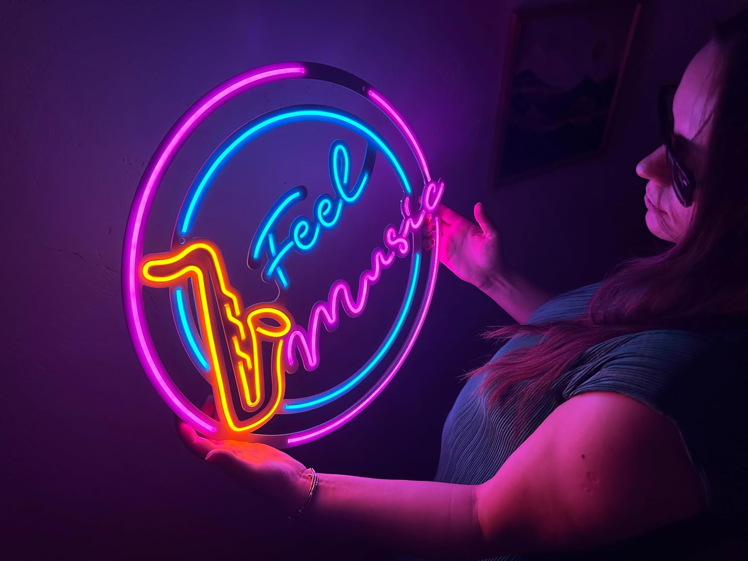 Feel Music Neon Metal Sign – Stunning LED Neon Wall Art with Metal Backing, Perfect for Music Studios, Bars, or Living Spaces. Vibrant Neon Light Sign for Music Lovers (Without Remote Control)