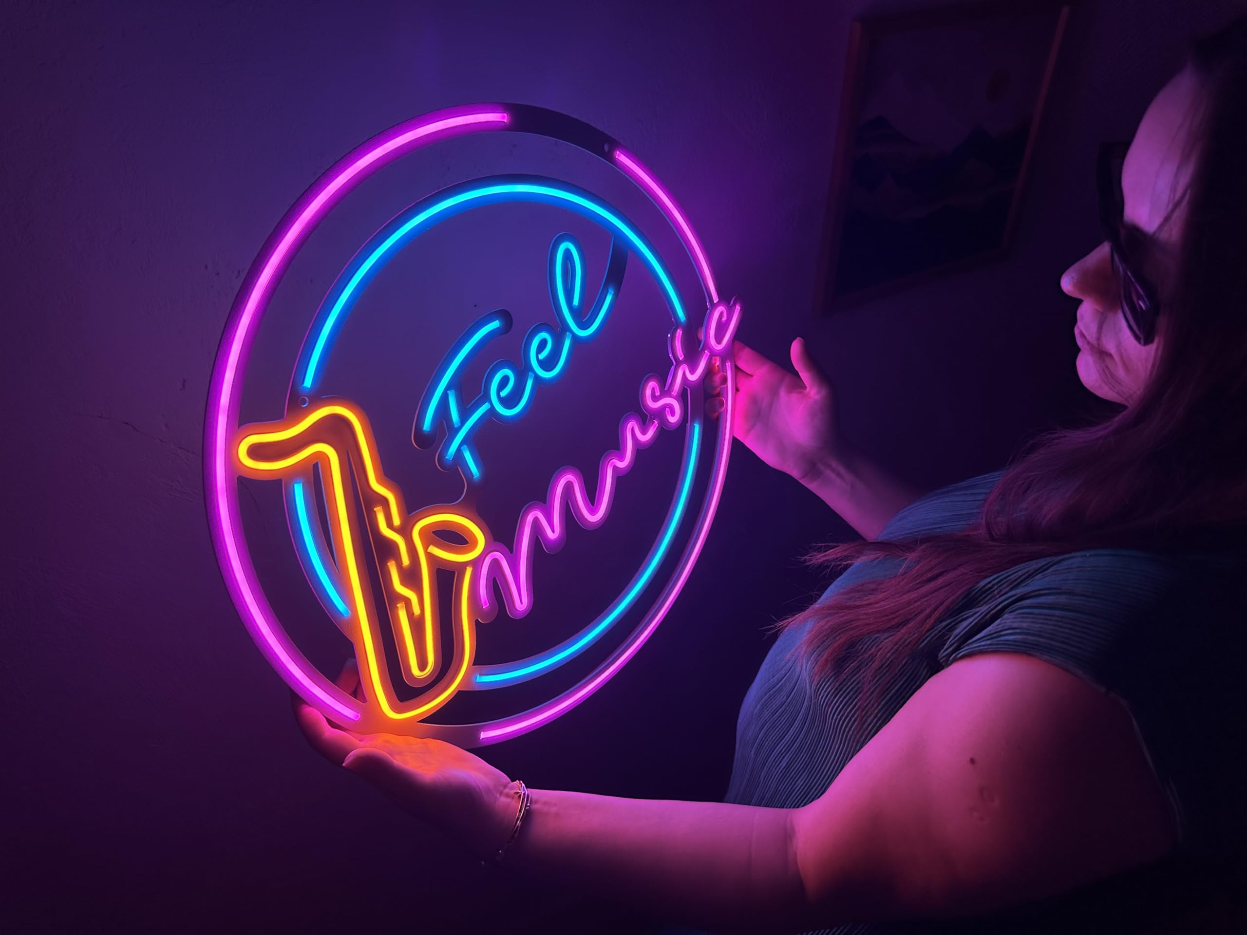 Feel Music - Insegna in metallo al neon, splendida decorazione da parete a LED con retro in metallo, perfetta per studi musicali, bar o spazi abitativi. Insegna luminosa al neon vivace per gli amanti