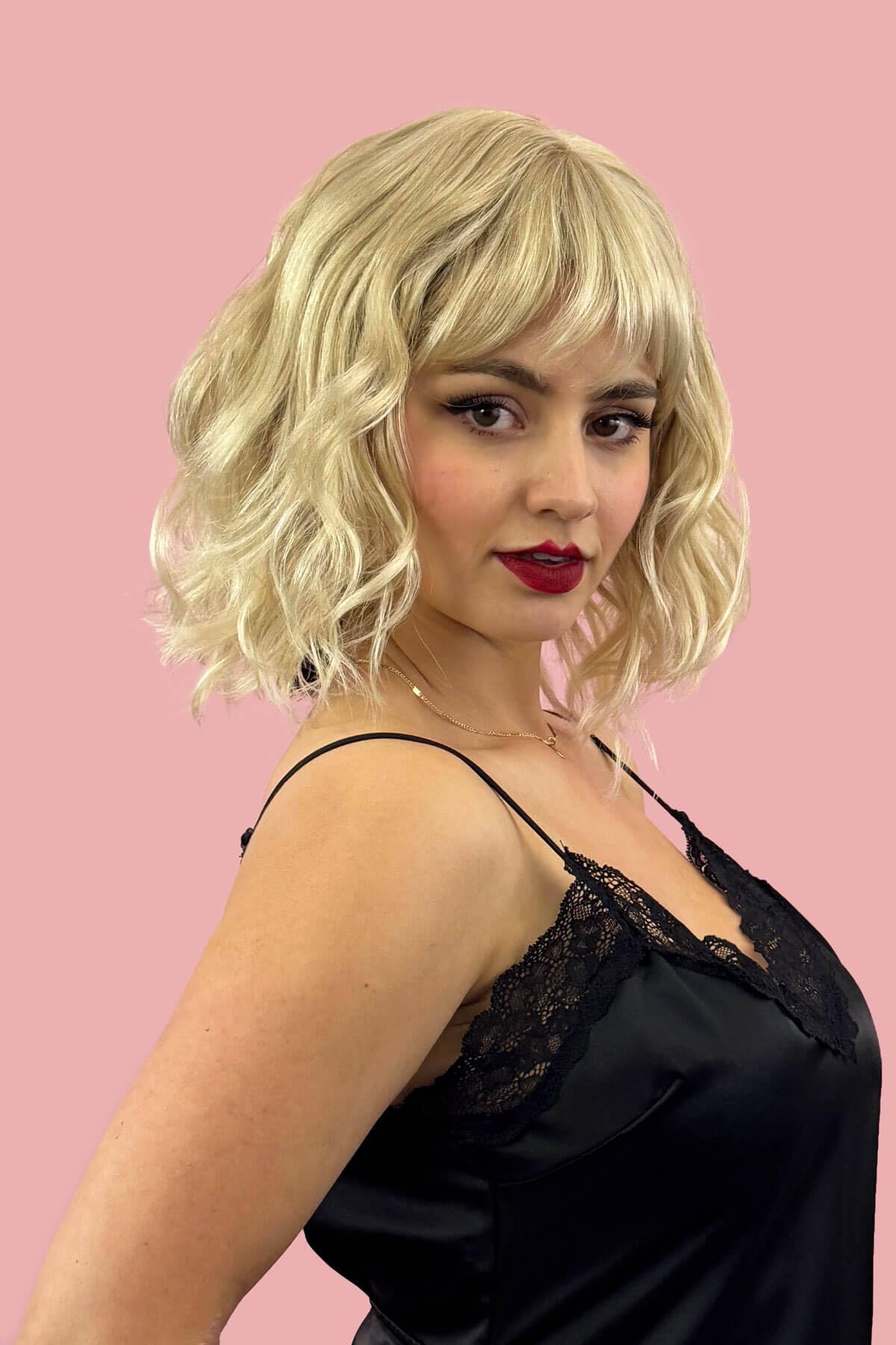 Perruque carrée long blond clair wavy idéale pour changer de look en soirée - 5