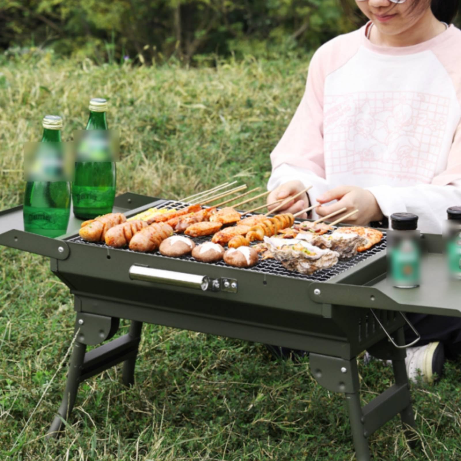 Gralara Barbecue a Carbone Pieghevole Co Barbecue Portatile con Ripiani Robusto Griglia Pieghevole con Maniglia per Campeggiatori, Famiglie, Picnic, Verde Militare, 82 30 35 Cm