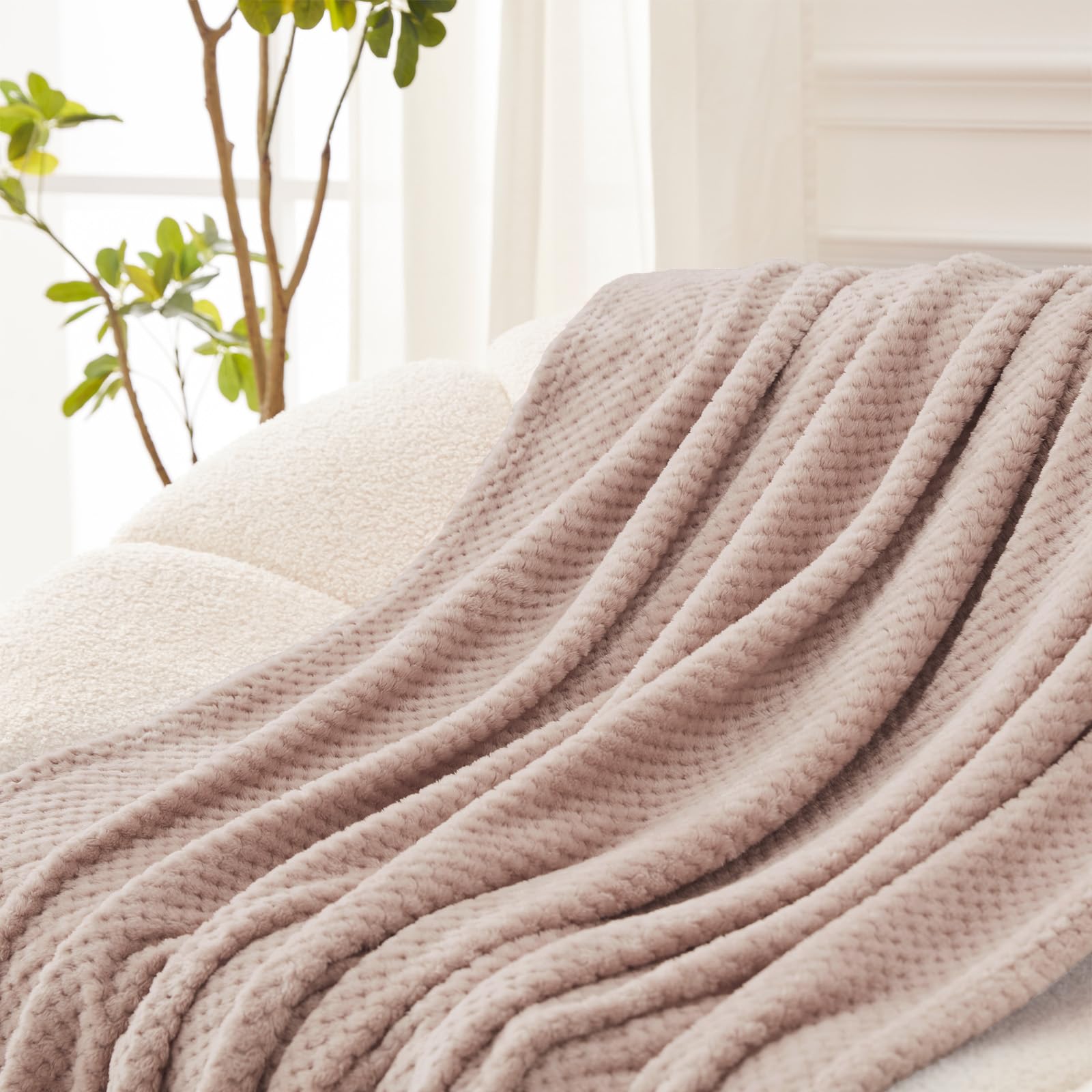 Manta decorativa de vellón, tamaño XL, muy suave y cálida, para sofá, sillón o cama, textura de punto gofre, cómoda, mullida y ligera (camel, 50 x 70 pulgadas) 4