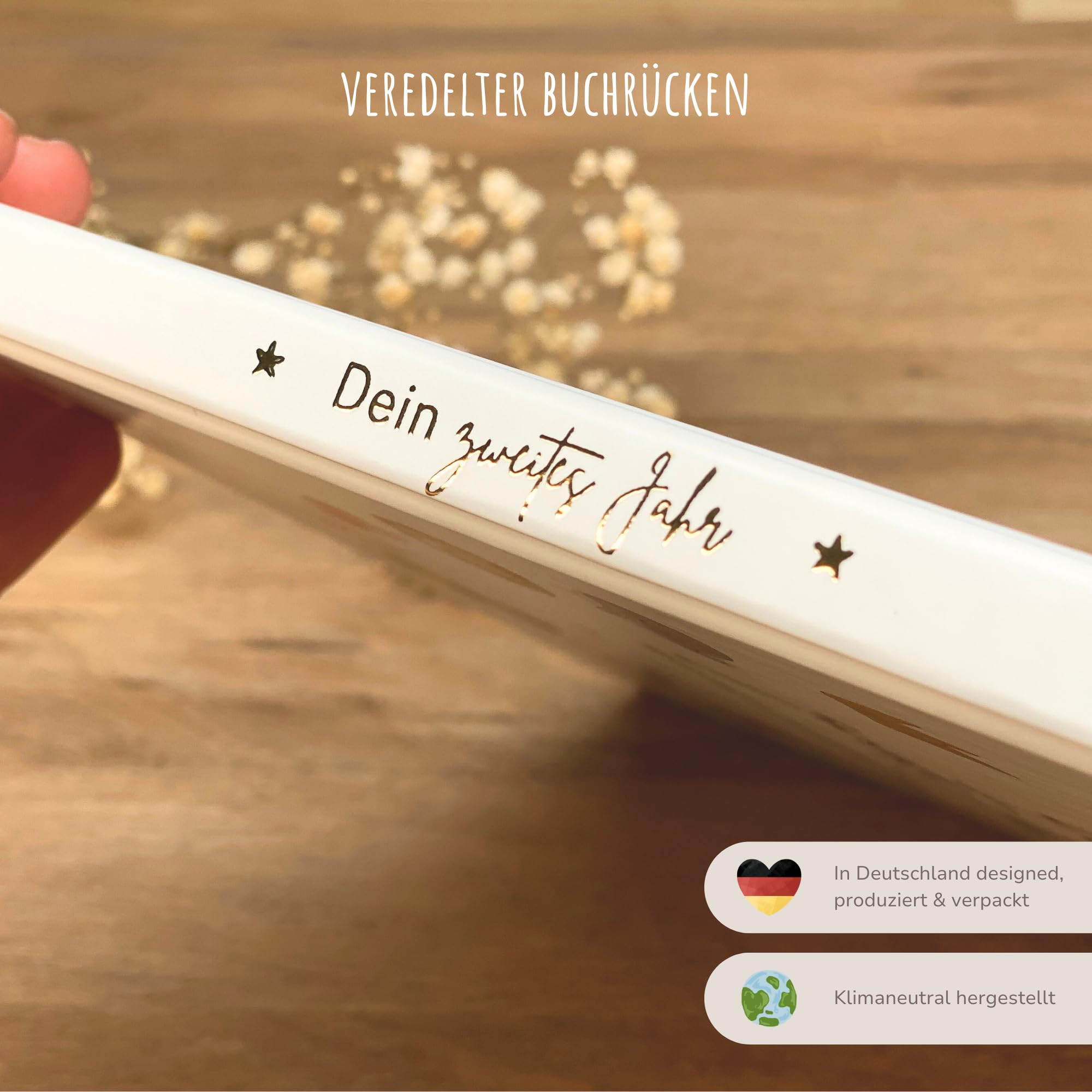 MeinBaby123® Babyalbum Dein 2tes Jahr hochwertig vergoldet | Geschenk erster Geburtstag | Geschenkt 1. Geburtstag | Meilensteine im zweiten Lebensjahr (beige)