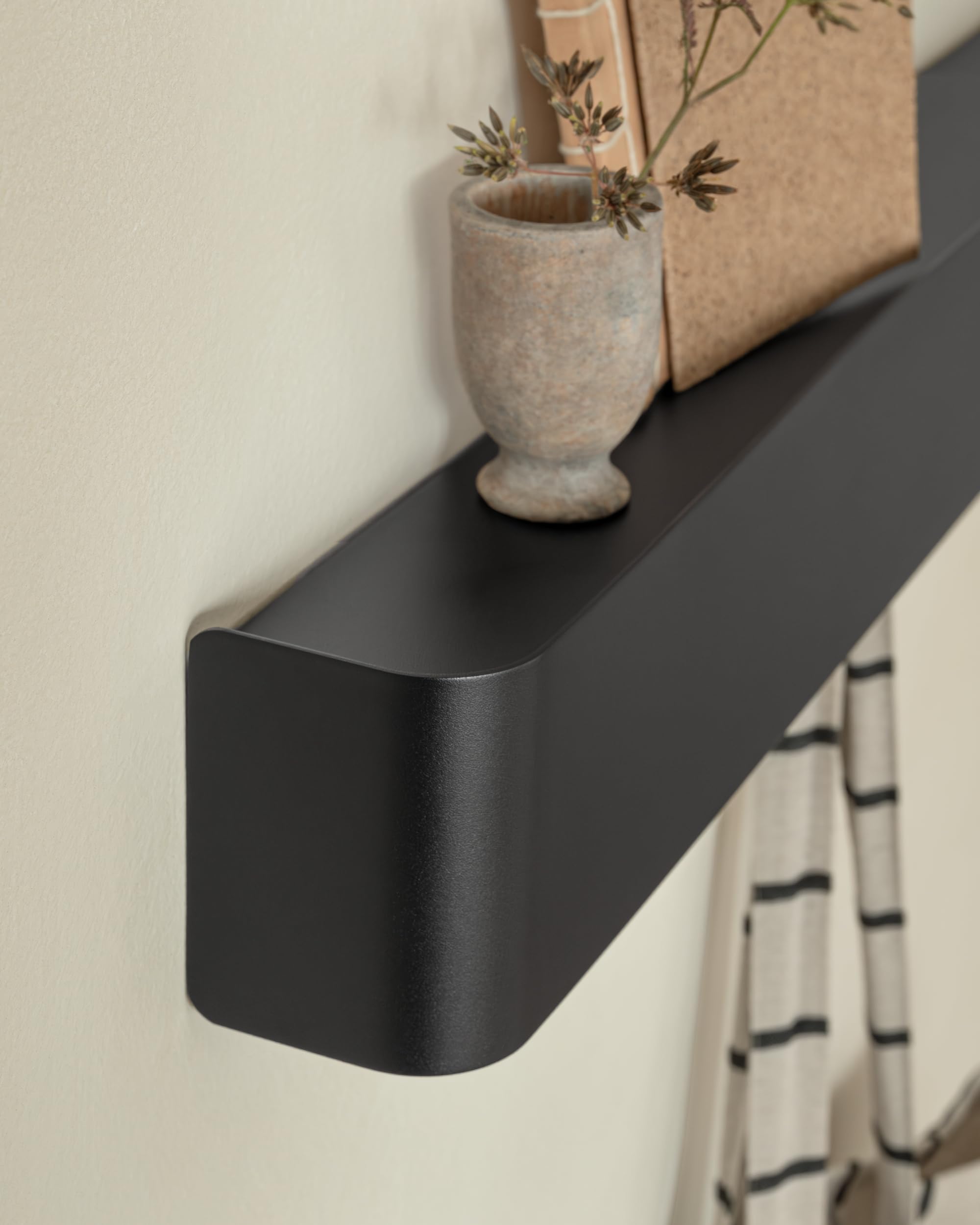 Kazai. Porte manteau mural design 'Tone' | Porte-manteau moderne avec crochets cachés et étagère murale | Patère en métal design pour entrée | Patère murale pour montage mural | Noir