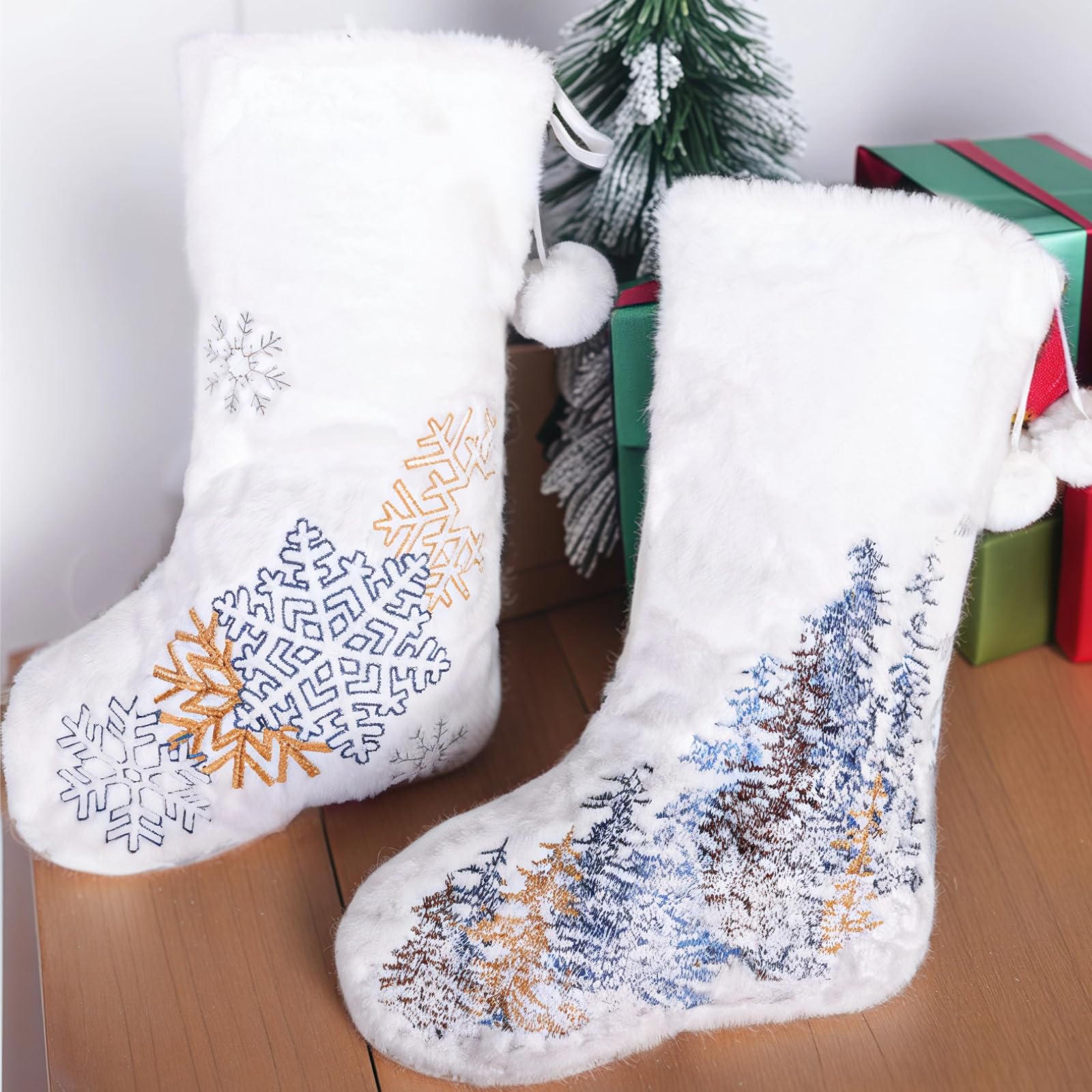 2 Stück Weihnachtsstrümpfe im traditionellen Stil, 18 x 10 Zoll, weißer Plüsch mit Baum- und Schneeflockenmotiv, Hängestrümpfe mit Pompoms für Kamin, Tannenbaum, Treppe und Wand als festliche Deko