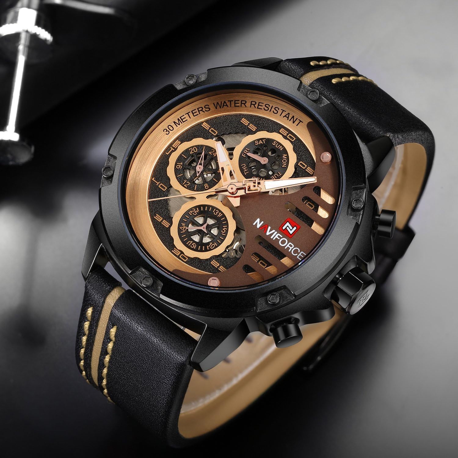 NAVIFORCE Orologio sportivo militare da uomo, impermeabile, analogico, al quarzo, cinturino in pelle, con data e calendario