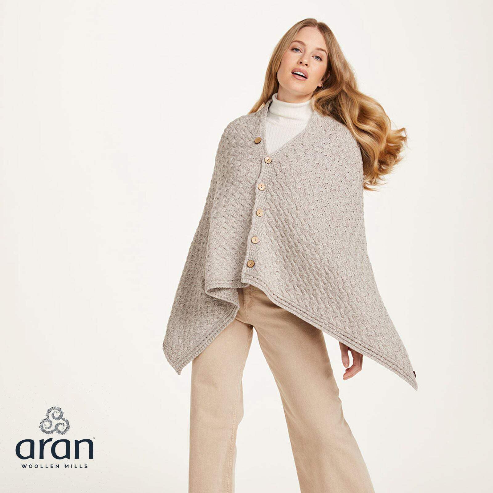 Aran Woollen Mills Capa irlandesa supersuave de lana merino abotonada