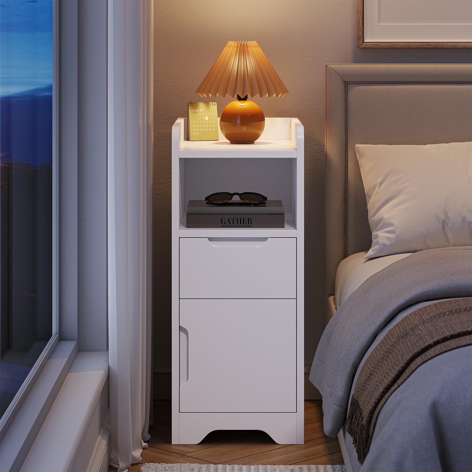 Brinlawb Comodino stretto, comodino con 1 scomparto aperto, 1 cassetto e 1 armadio con anta, tavolino sottile per soggiorno, camera da letto, perfetto per piccoli angoli, bianco
