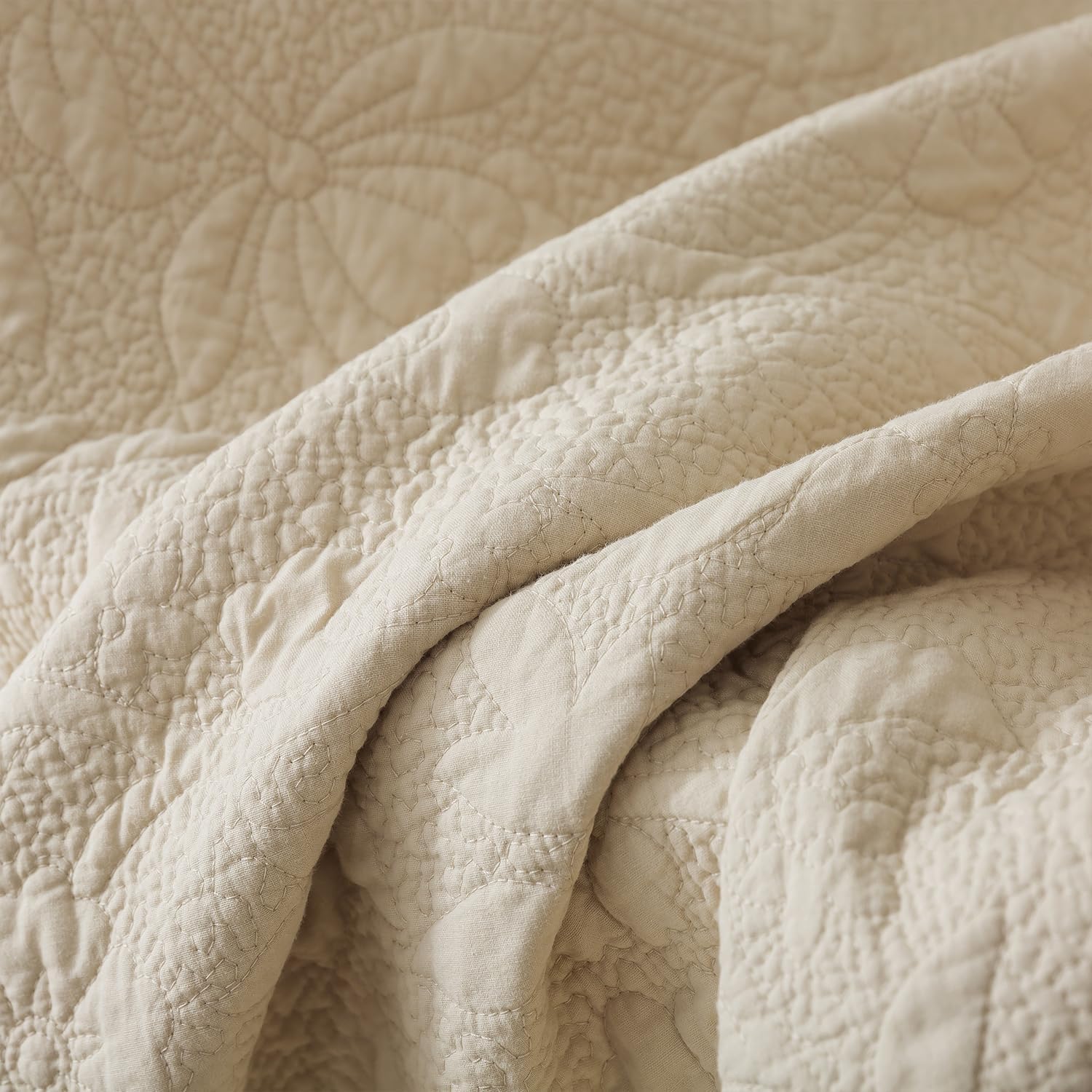 Brandream Beige Scalloped Edge Quilt Cotton Quilted Throw Blanket for Bed Couch Daybed 47 X 60 Inch Decorative Throw Blankets