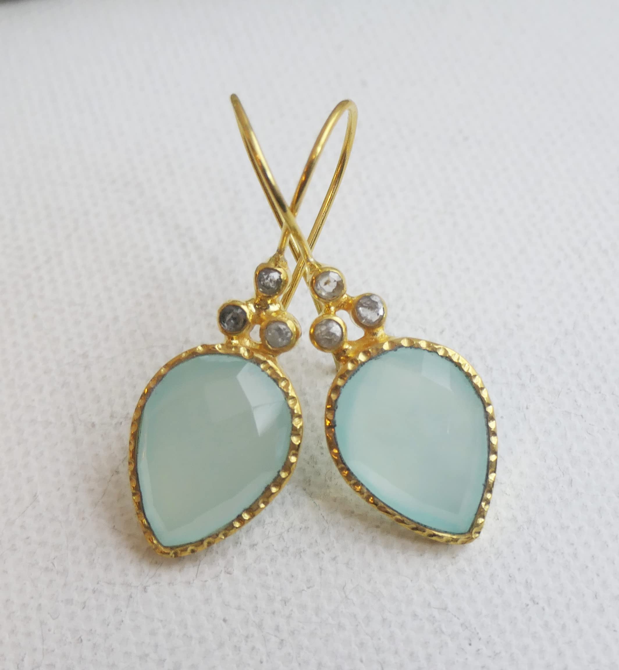 Pendientes de plata de ley con baño de oro, calcedonia aguamarina y diamantes