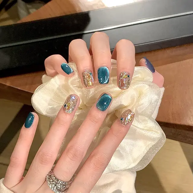 MouyouGlow Blaue Glitzer Press-on Nägel mit Magnet-Effekt - Kurz & Quadratisch