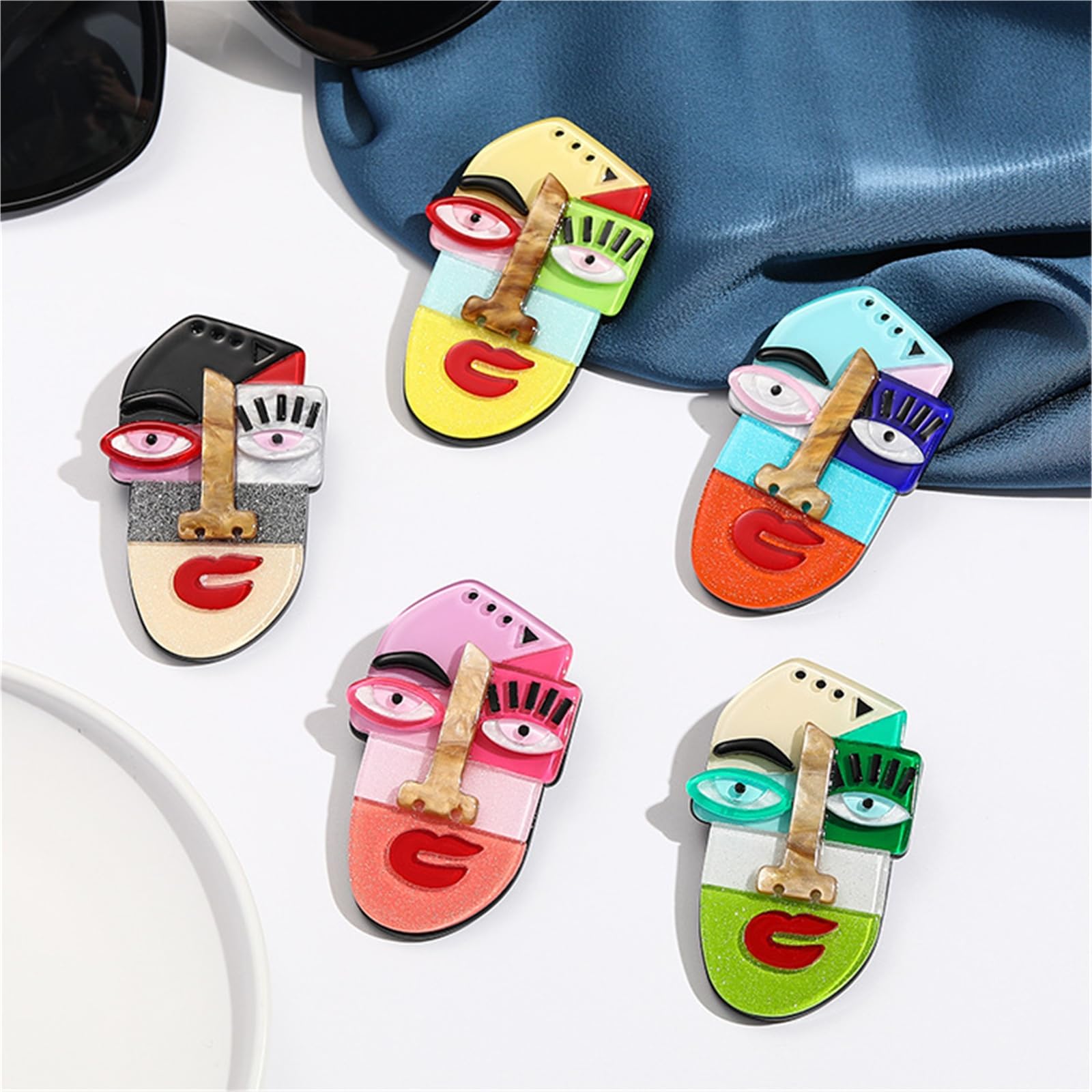 Trendige Acryl-Broschen für Unisex – buntes Cartoon-Zubehör mit einzigartigen Ausdrücken