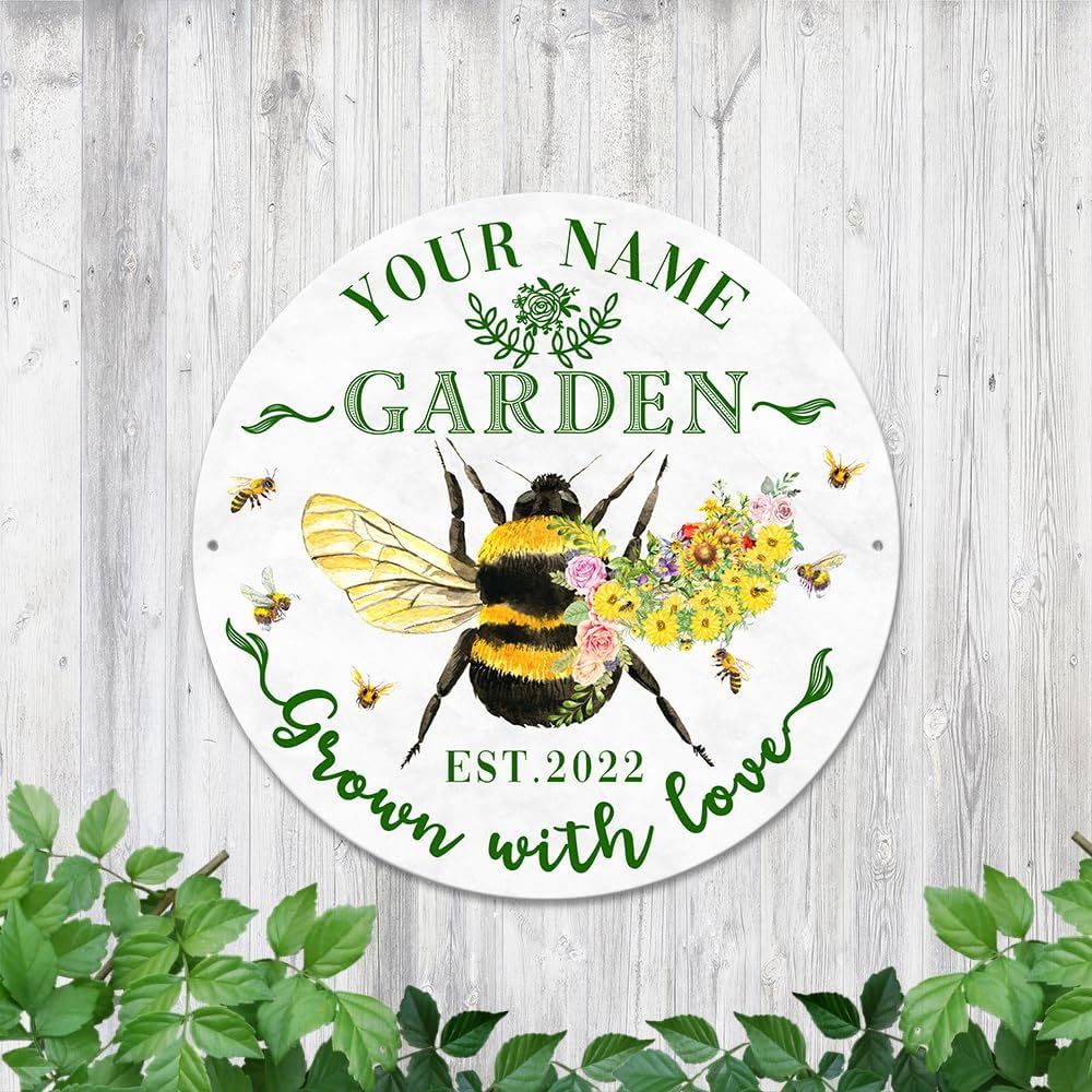 MeMate Personalized Garden Signs Outdoor Decor - Bee Garden Sign - Bee Farm Sign - Customized Name Year Art Metal Sign for Garden with Bee Flower - Metal Plaque for Garden Decoration