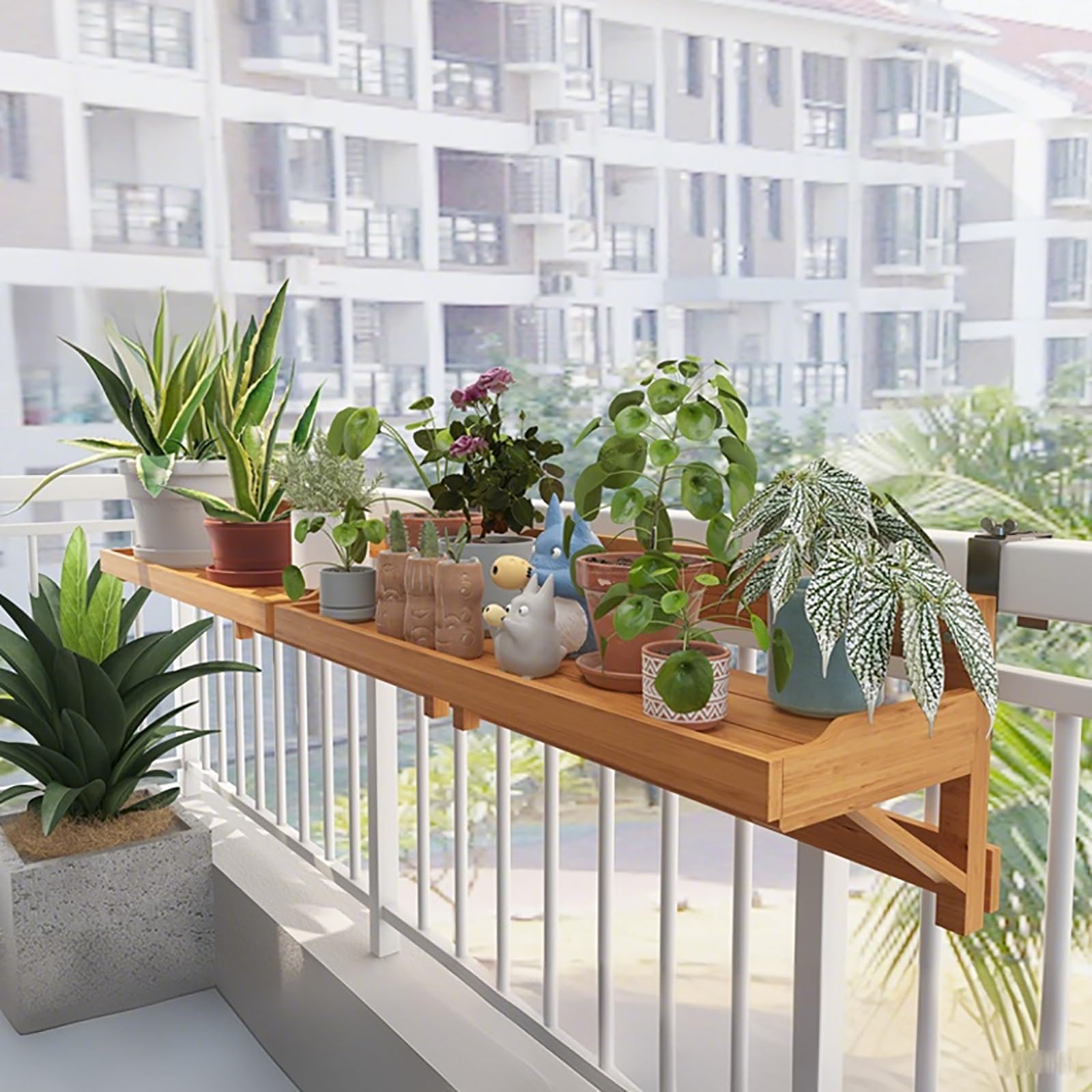Kompaktowy metalowy wiszący stolik pomocniczy, regulowany na balkon lub taras (60 x 24 cm), idealny do małych pomieszczeń.