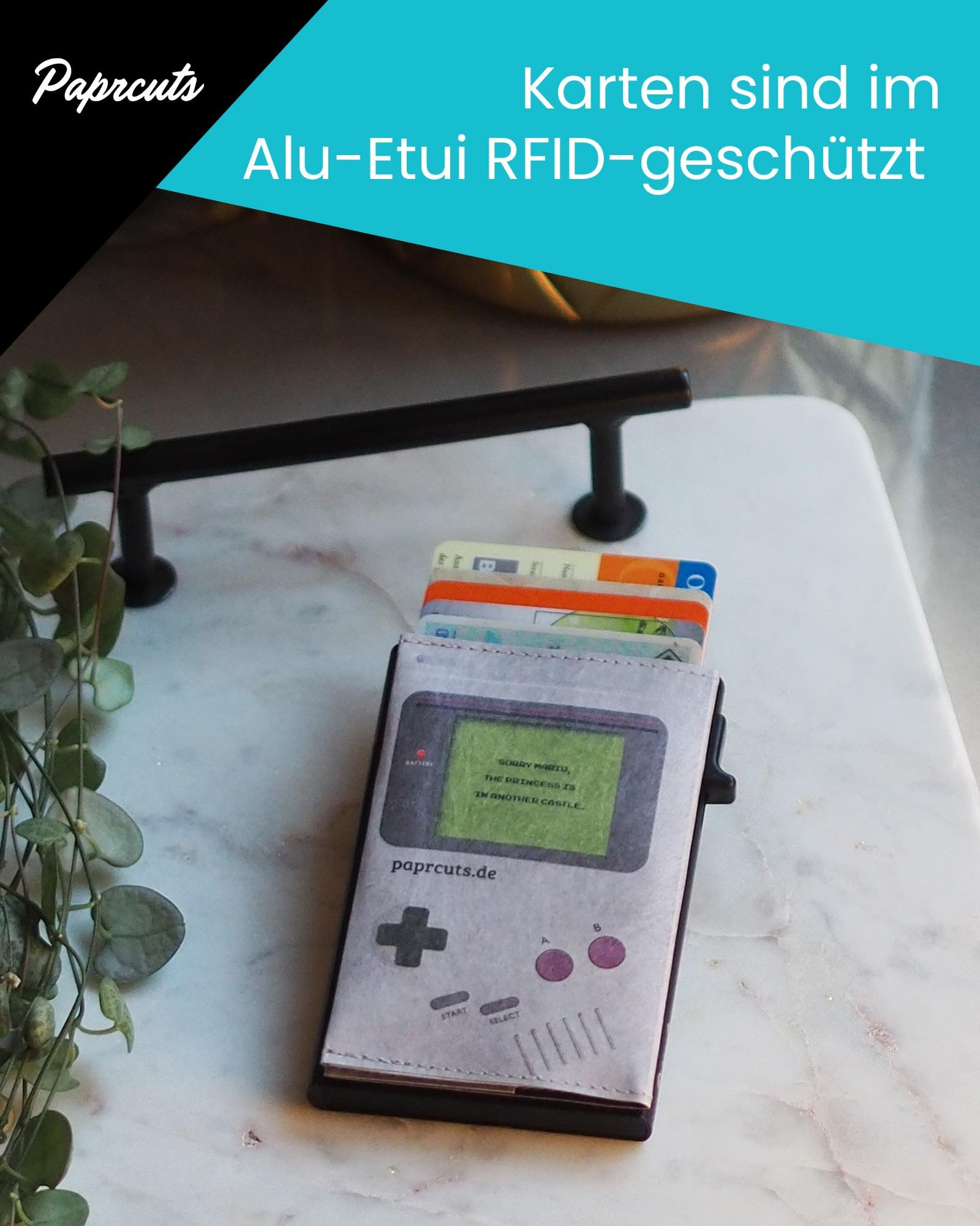 Paprcuts RFID Alu Kartenetui - Dünner Kartenhalter aus kratzfestem Aluminium und reißfestem HiTech Material Tyvek Bis zu 12 Karten & Geldscheine mit RFID Schutz Ultraleicht Unisex | Gameboy
