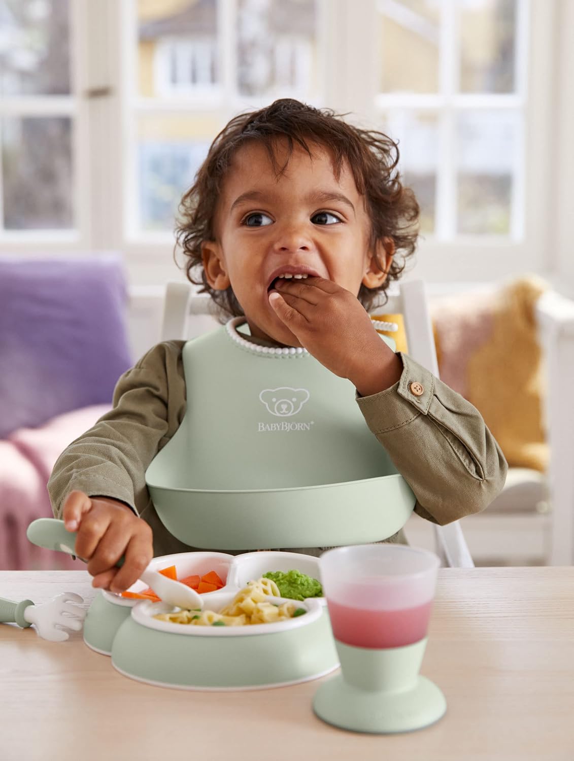 BabyBjörn Dinnerware Set, 8 pcs, Powder Green Includes Baby Plate, Fork, Spoon, and Cup Dishwasher Safe Toddler Feeding Set for self-Feeding or Baby-led weaning